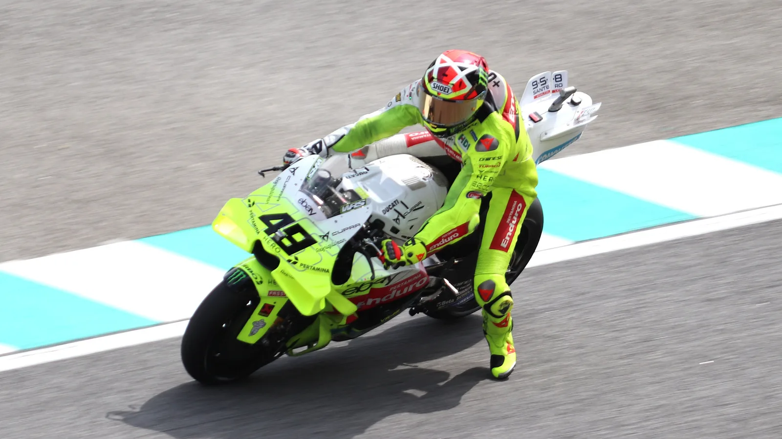 Архив: Фабио Ди Джанантонио с VR46 Ducati №49 на Сепанг, 24 октомври 2025 г.; не е кадър от проблемите с настилката през 2026 г. Liauzh / Wikimedia Commons, CC BY-SA 4.0, https://creativecommons.org/licenses/by-sa/4.0/ . Изрязано и оразмерено до 16:9 без AI редакция; адаптацията остава под същия лиценз. Оригинал: https://commons.wikimedia.org/wiki/File:MotoGP_2025_Malaysian_Grand_Prix_-_VR46_Racing_Team_-_Fabio_Di_Giannantonio.jpg