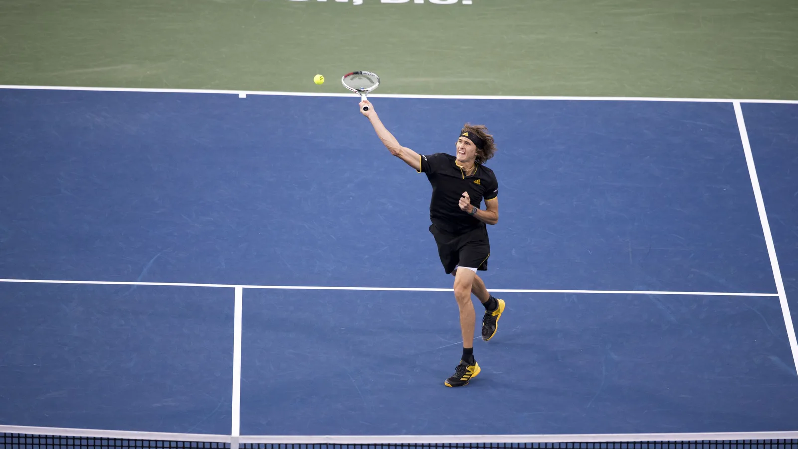 Архив: Александър Зверев на Citi Open, 5 август 2017 г.; не е кадър от Виена 2026. Keith Allison / Wikimedia Commons, CC BY-SA 2.0. https://commons.wikimedia.org/wiki/File:2017_Citi_Open_Tennis_Alexander_Zverev_(36267009991).jpg ; https://creativecommons.org/licenses/by-sa/2.0/ ; изрязано и преоразмерено до 16:9 без AI редакция; адаптация под същия лиценз.