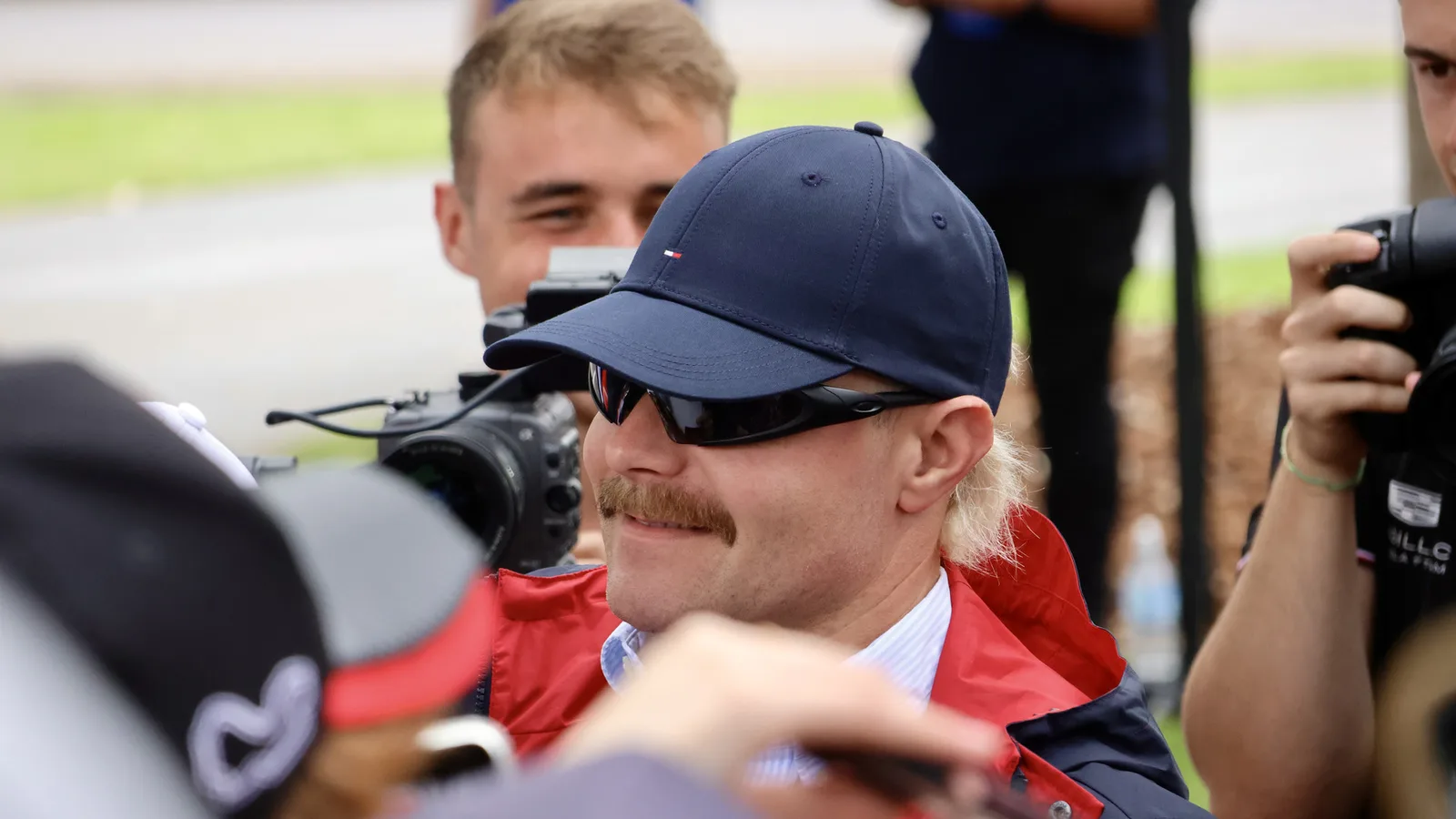 Архивен кадър: Валтери Ботас на Melbourne Walk преди Гран при на Австралия на 6 март 2026 г.; не е снимка от базата на Кадилак. Yu Chu Chin / Wikimedia Commons, CC BY-SA 4.0. Оригинал: https://commons.wikimedia.org/wiki/File:Valtteri_Bottas_at_the_Melbourne_Walk_during_the_2026_Australian_Grand_Prix_(028A8009).jpg ; лиценз: https://creativecommons.org/licenses/by-sa/4.0/ ; изрязано и оразмерено до 16:9; производното остава под CC BY-SA 4.0.