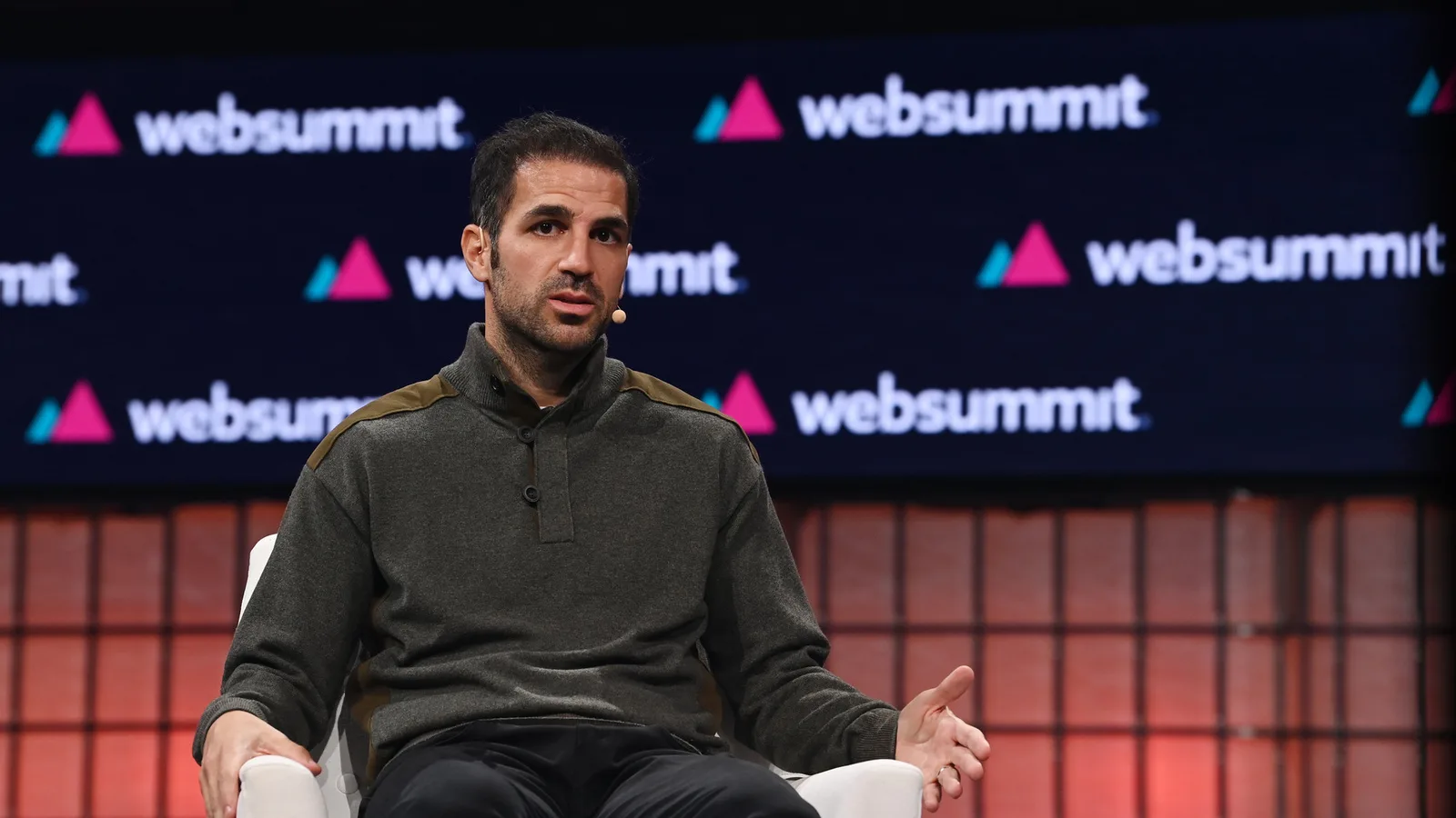 Архив: Сеск Фабрегас на Web Summit в Лисабон, 14 ноември 2023 г.; не е кадър от предстоящия мач. Sam Barnes / Web Summit via Sportsfile, Wikimedia Commons, CC BY 2.0; изрязано до 16:9. https://commons.wikimedia.org/wiki/File:2023_-_Centre_Stage_SAM_9641_(53332428744).jpg ; https://creativecommons.org/licenses/by/2.0/