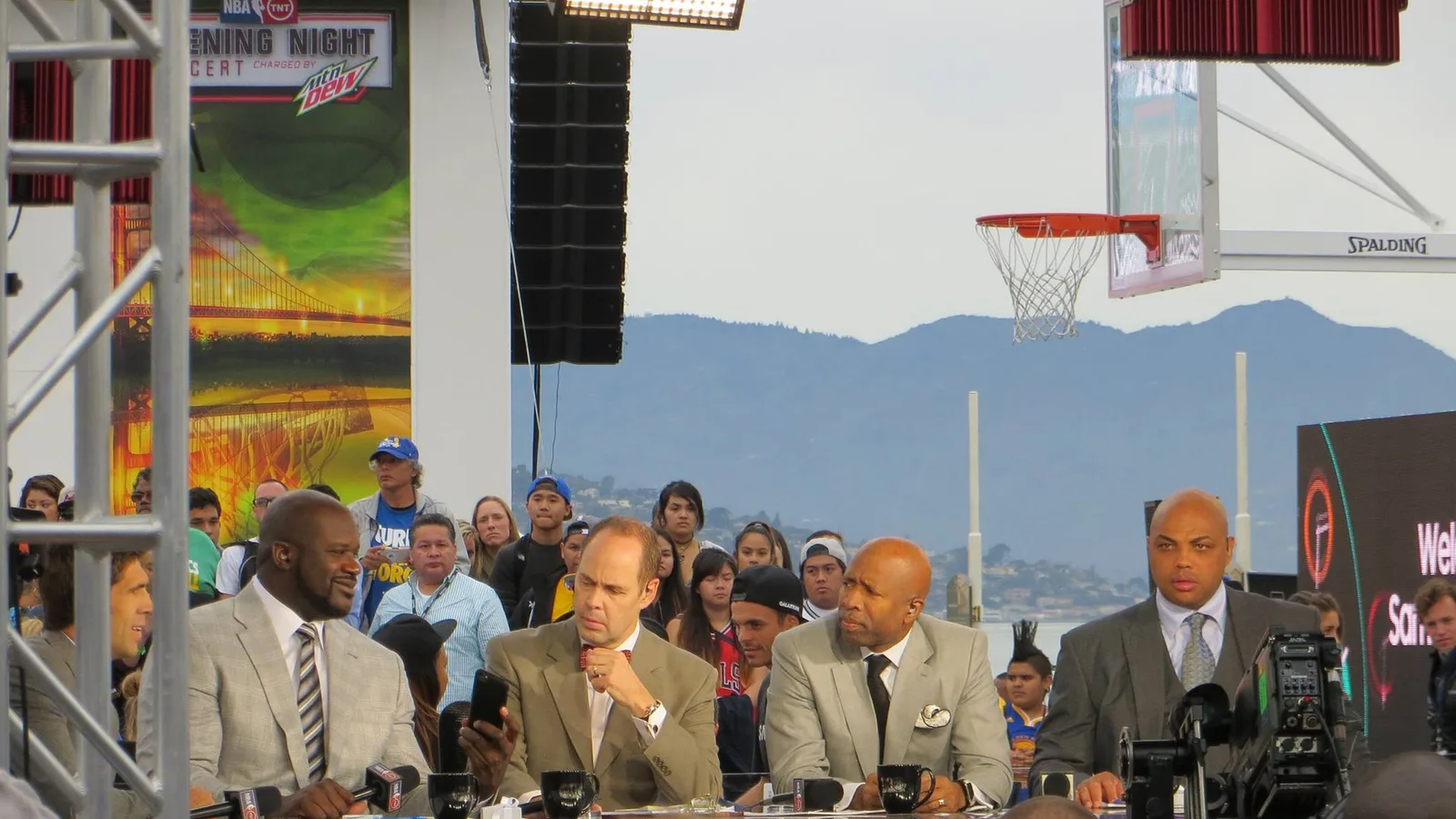 Архивен кадър: Шакил О'Нийл и Чарлз Баркли с екипа на „Inside the NBA“ на откриването на сезона през 2015 г.; не е кадър от интервюто през 2026 г. MavsFan28 / Wikimedia Commons, CC BY-SA 4.0; изрязано до 16:9, производната снимка е под CC BY-SA 4.0. Оригинал: https://commons.wikimedia.org/wiki/File:Inside_the_NBA_on_TNT.jpg ; лиценз: https://creativecommons.org/licenses/by-sa/4.0/