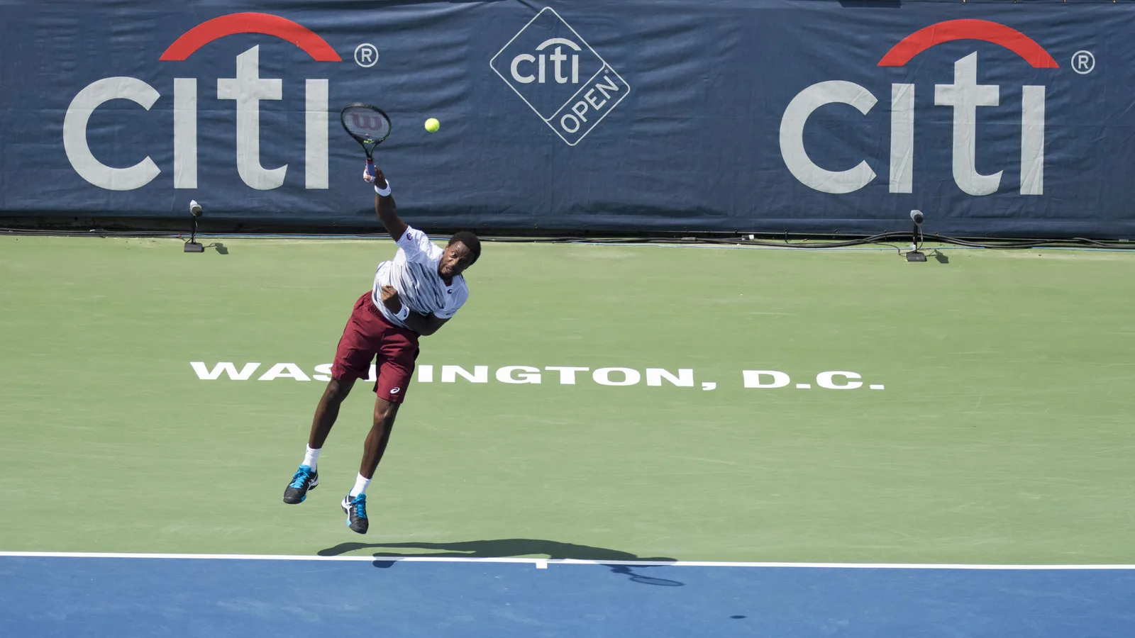 Архив: Гаел Монфис сервира във финала на Citi Open във Вашингтон, 24 юли 2016 г.; не е кадър от бенефиса в Женева. Keith Allison / Wikimedia Commons, CC BY-SA 2.0. Оригинал: https://commons.wikimedia.org/wiki/File:2016_Citi_Open_Gael_Monfils_(28452786471).jpg ; лиценз: https://creativecommons.org/licenses/by-sa/2.0/ ; изрязано до 16:9, адаптацията е под същия лиценз.