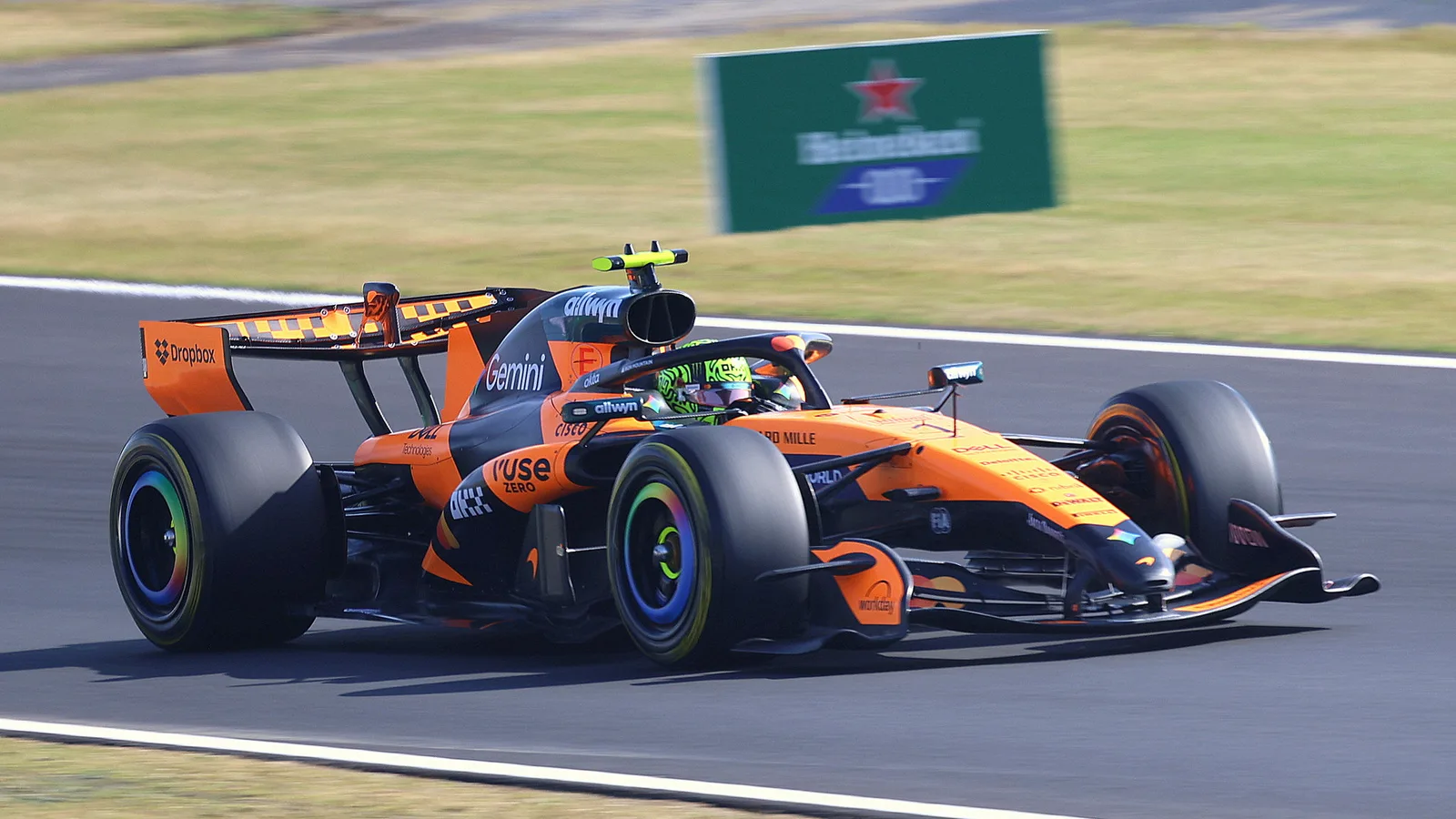 Архивен кадър на болид McLaren MCL40 в Гран при на Япония през 2026 г.; не е изображение на символа в Google Maps. Martin Lee / Wikimedia Commons, CC BY-SA 4.0; изрязано до 16:9. Оригинал: https://commons.wikimedia.org/wiki/File:Mclaren_MCL40_-_Lando_Norris_approaches_Spoon_Curve_at_Suzuka_during_the_2026_Japanese_GP_(55195326398).jpg ; лиценз: https://creativecommons.org/licenses/by-sa/4.0/ ; производното изображение е под CC BY-SA 4.0.