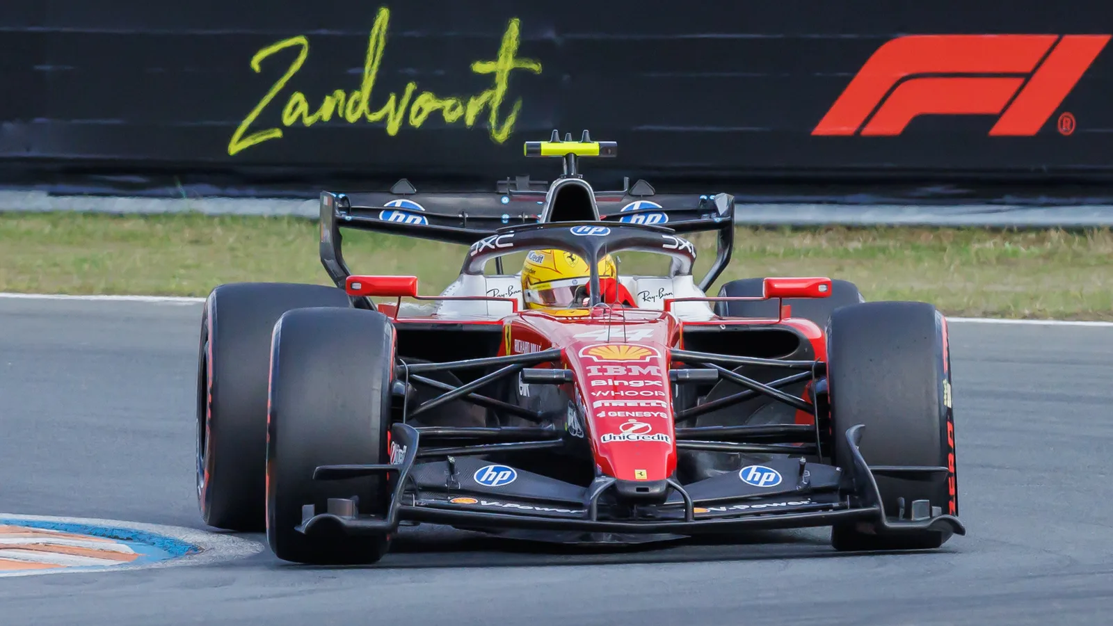 Архив: Люис Хамилтън с Ferrari в Зандвоорт, 21 август 2026 г.; не е кадър от Мексико. Steffen Prößdorf / Wikimedia Commons, CC BY-SA 4.0. Оригинал: https://commons.wikimedia.org/wiki/File:2026-08-21_Motorsport,_Formel_1,_Gro%C3%9Fer_Preis_der_Niederlande_2026_STP_2342.jpg ; лиценз: https://creativecommons.org/licenses/by-sa/4.0/ ; минимално изрязано и оразмерено до 1920×1080 без AI; производното остава под същия лиценз.