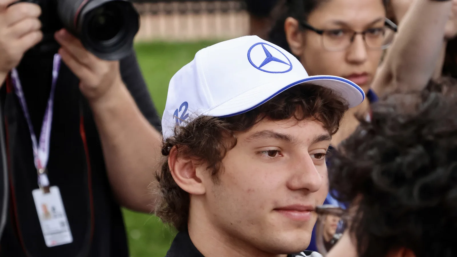 Архив: Кими Антонели на Melbourne Walk преди Гран при на Австралия, 6 март 2026 г.; не е кадър от Мексико. Yu Chu Chin / Wikimedia Commons, CC BY-SA 4.0. https://commons.wikimedia.org/wiki/File:Kimi_Antonelli_at_the_Melbourne_Walk_during_the_2026_Australian_Grand_Prix_(028A7930).jpg ; https://creativecommons.org/licenses/by-sa/4.0/ ; изрязано и оразмерено до 16:9 без AI редакция; адаптацията остава под същия лиценз.