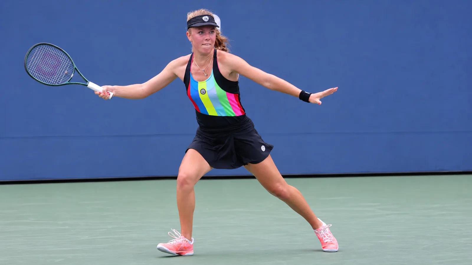 Магдалена Фрех на корта на US Open през 2023 г. — архивен кадър, редакционно AI разширен до 16:9; не е от срещата с Аои Ито в Ухан. Hameltion / Wikimedia Commons, CC BY-SA 4.0: https://commons.wikimedia.org/wiki/File:Magdalena_Fr%C4%99ch_(2023_US_Open)_10.jpg ; лиценз: https://creativecommons.org/licenses/by-sa/4.0/ ; производната адаптация е под CC BY-SA 4.0. Аои Ито не е показана.