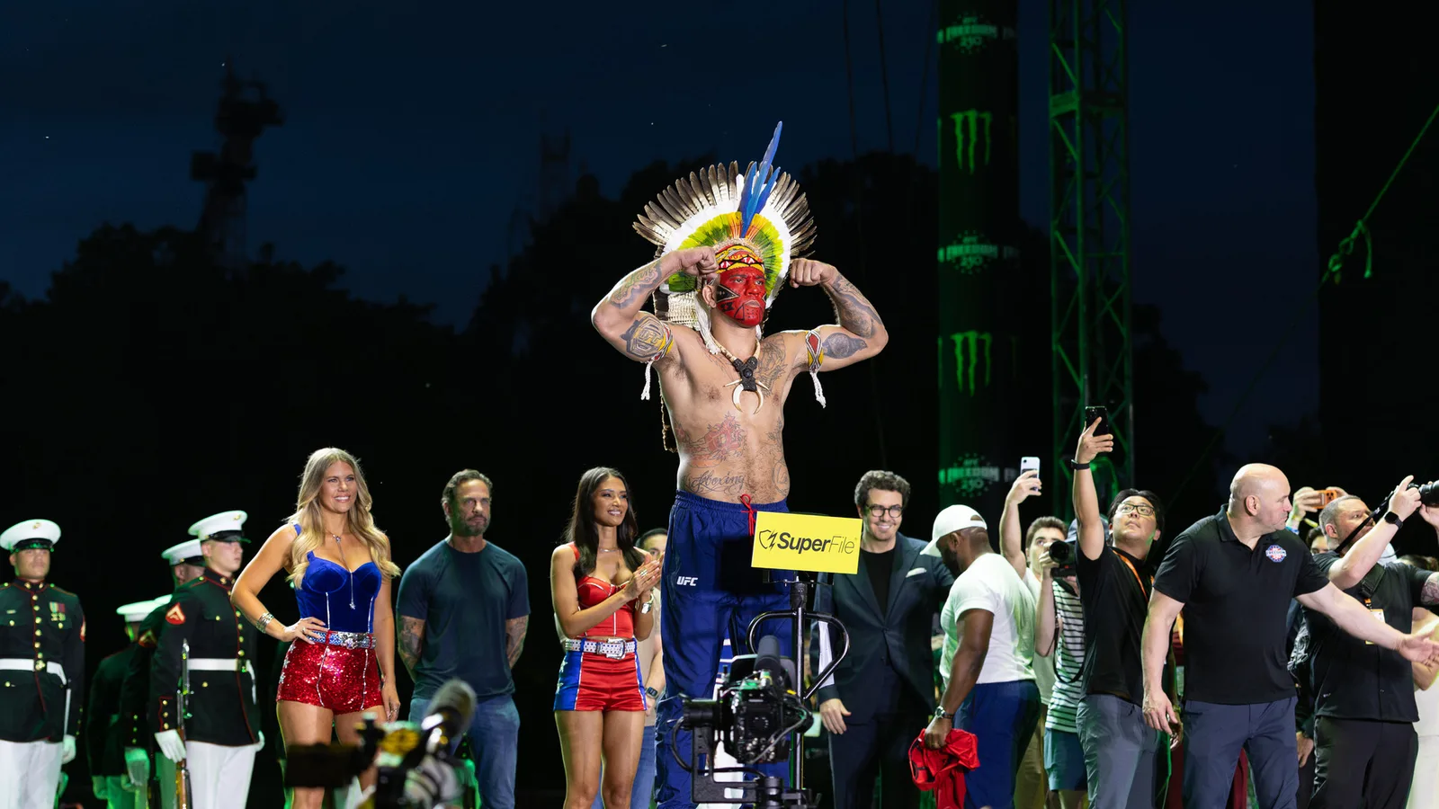 Алекс Перейра на церемониалното претегляне за UFC Freedom 250 през юни 2026 г. — архивен кадър, не от бъдещия двубой със Сергей Павлович. Brittany Primavera / U.S. Army Band, Wikimedia Commons, CC BY 4.0; изрязано до 16:9. https://commons.wikimedia.org/wiki/File:UFC_Freedom_250_Ceremonial_Weigh-In_at_the_Ellipse_in_Washington,_D.C.,_June_13,_2026_-_7.jpg ; https://creativecommons.org/licenses/by/4.0/