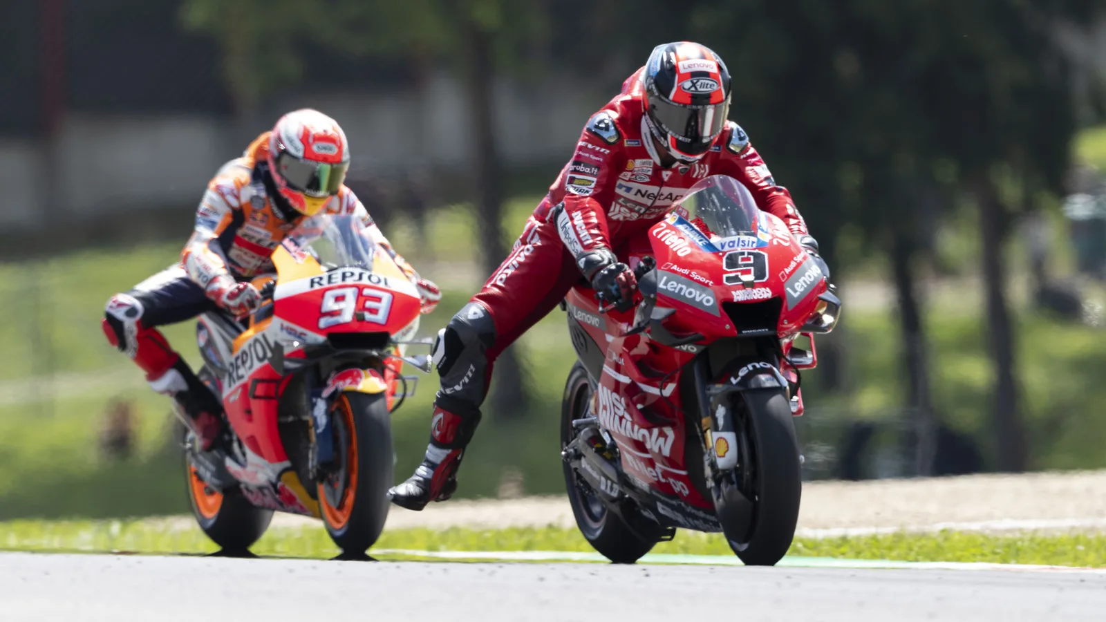 Архив: Данило Петручи с Ducati №9 пред Марк Маркес на Гран при на Италия в Муджело през 2019 г.; не е кадър от WorldSBK или Херес 2026. Box Repsol / Wikimedia Commons, CC BY 2.0; изрязано до 16:9. Оригинал: https://commons.wikimedia.org/wiki/File:Danilo_Petrucci_and_Marc_M%C3%A1rquez_2019_Mugello_2.jpeg ; лиценз: https://creativecommons.org/licenses/by/2.0/