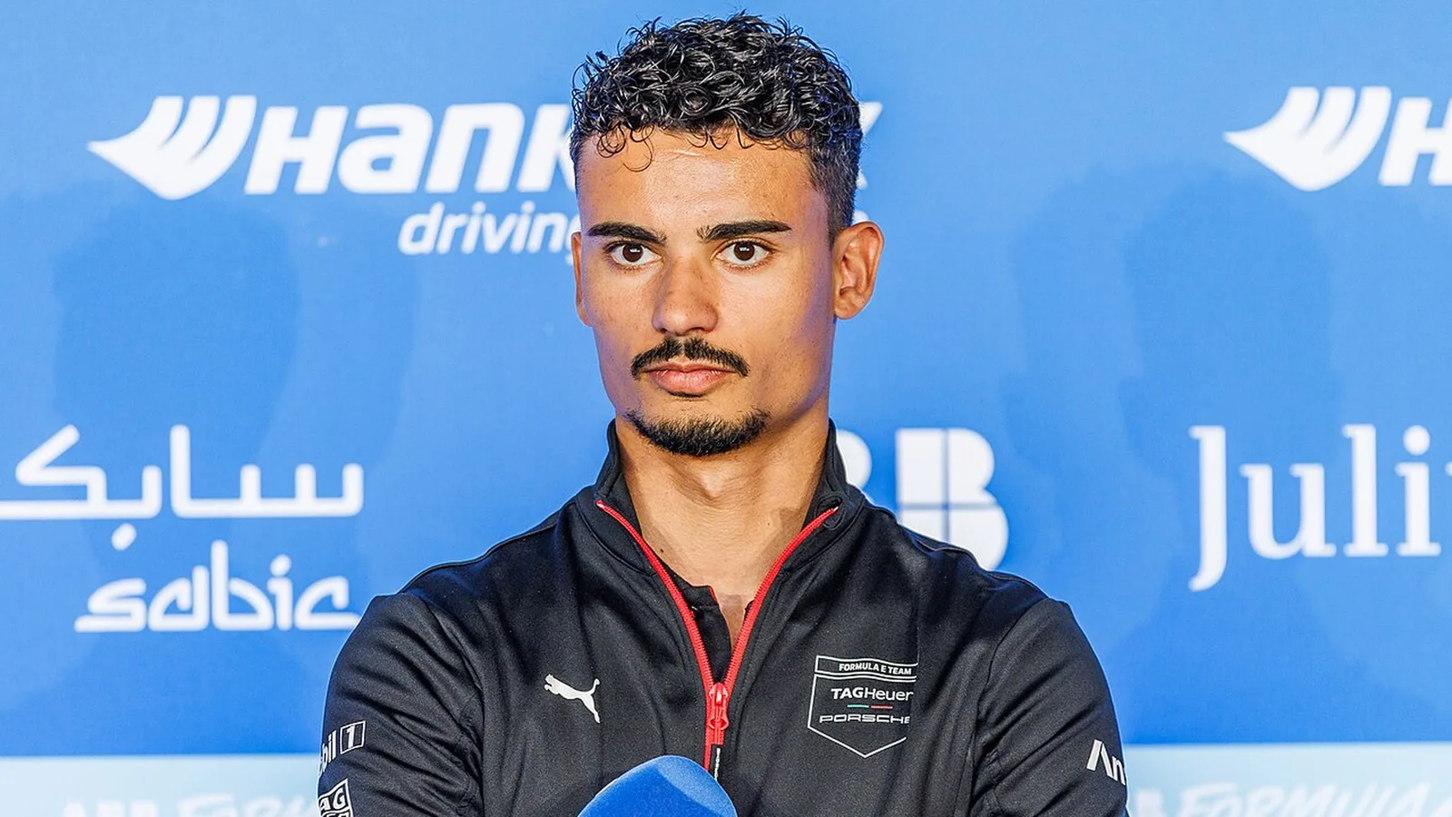 Паскал Верлайн с екип на Porsche Formula E на интервю по време на Берлин E-Prix през юли 2025 г. — архивен кадър, не от финала в Лондон през 2026 г. Снимка: Steffen Prößdorf / Wikimedia Commons, CC BY-SA 4.0; изрязана до 16:9. Оригинал: https://commons.wikimedia.org/wiki/File:2025-07-11_Motorsport,_ABB_FIA_Formula_E_World_Championship,_Berlin_E-Prix_2025_STP_0039.jpg ; лиценз: https://creativecommons.org/licenses/by-sa/4.0/; производната версия е под CC BY-SA 4.0.