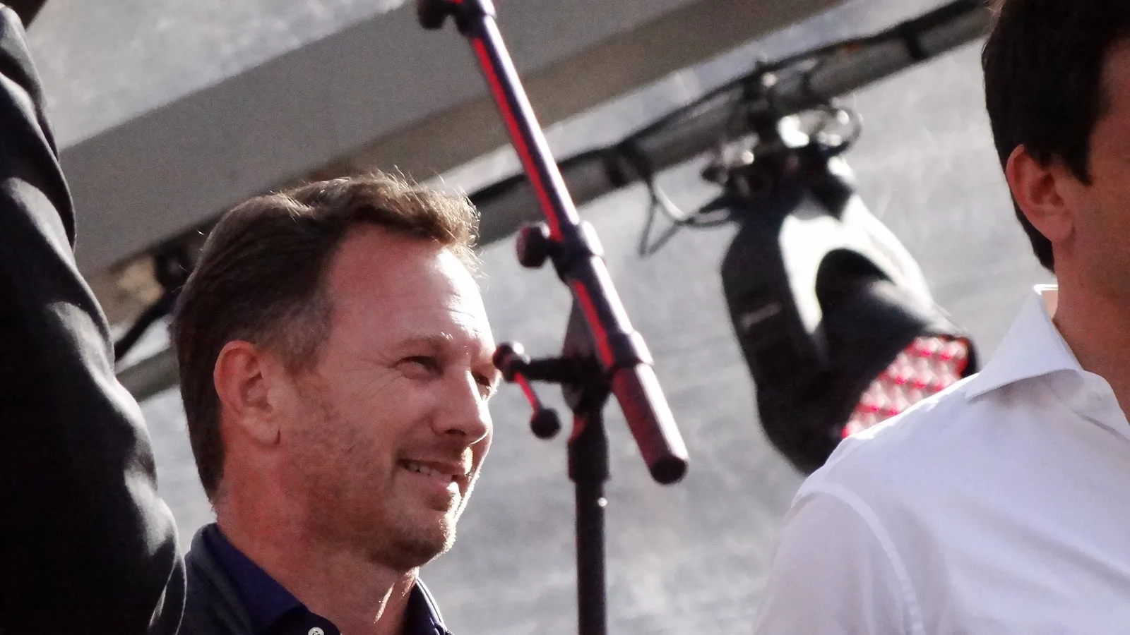 Кристиан Хорнер на F1 Live в Лондон през 2017 г. — архивна снимка, не от раздялата с Ред Бул през 2025 г.; Ben Sutherland / Wikimedia Commons, CC BY 2.0, изрязана до 16:9. Оригинал: https://commons.wikimedia.org/wiki/File:Horner_at_F1_Live_in_London.jpg ; лиценз: https://creativecommons.org/licenses/by/2.0/