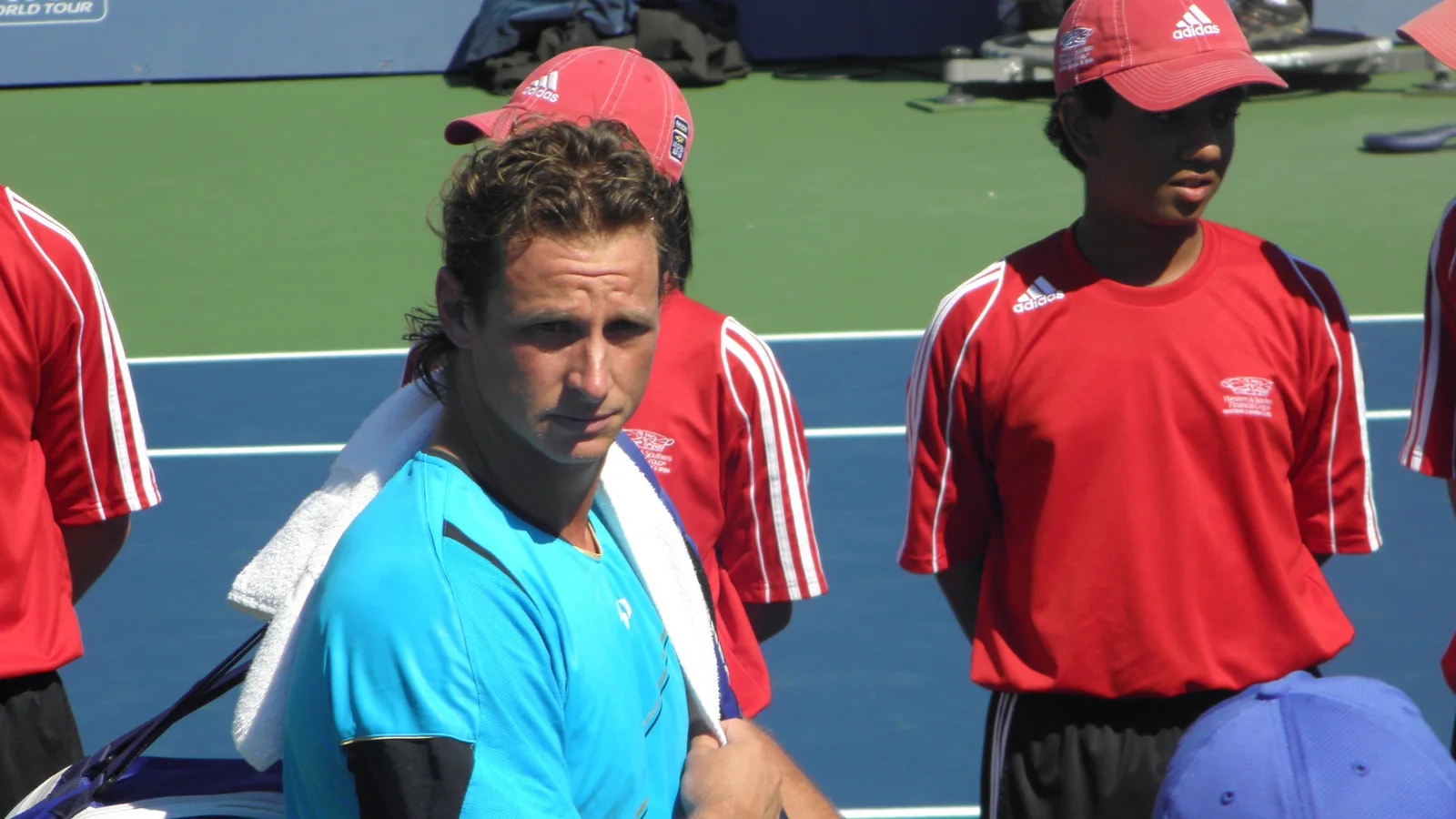 Архив: Давид Налбандян на Western & Southern Open в Синсинати, 18 август 2010 г.; не е кадър от Мадрид 2007. Morhange / Wikimedia Commons, CC BY-SA 3.0. Оригинал: https://commons.wikimedia.org/wiki/File:David_Nalbandian_at_Western_%26_Southern_Open_2010.JPG ; лиценз: https://creativecommons.org/licenses/by-sa/3.0/ ; изрязано и преоразмерено до 16:9, производната снимка е под същия лиценз.