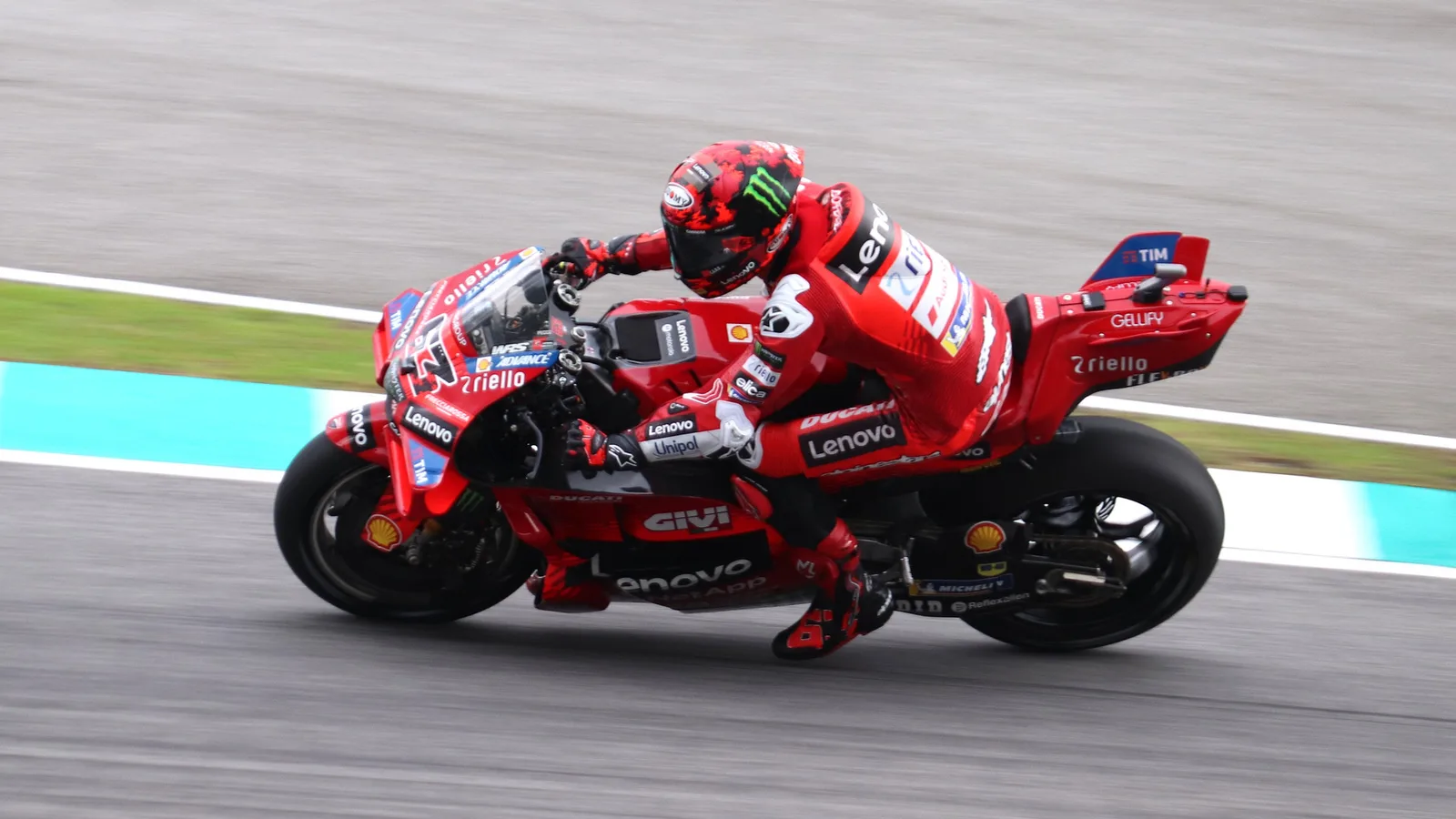 Франческо Баная с Ducati №63 на Гран при на Малайзия през 2025 г. — архивна снимка, не от падането в Индонезия през 2026 г. Liauzh / Wikimedia Commons, CC BY-SA 4.0; оригинал: https://commons.wikimedia.org/wiki/File:MotoGP_2025_Malaysian_Grand_Prix_-_Ducati_Lenovo_-_Francesco_Bagnaia.jpg ; лиценз: https://creativecommons.org/licenses/by-sa/4.0/ ; изрязано до 16:9, производното остава под CC BY-SA 4.0.