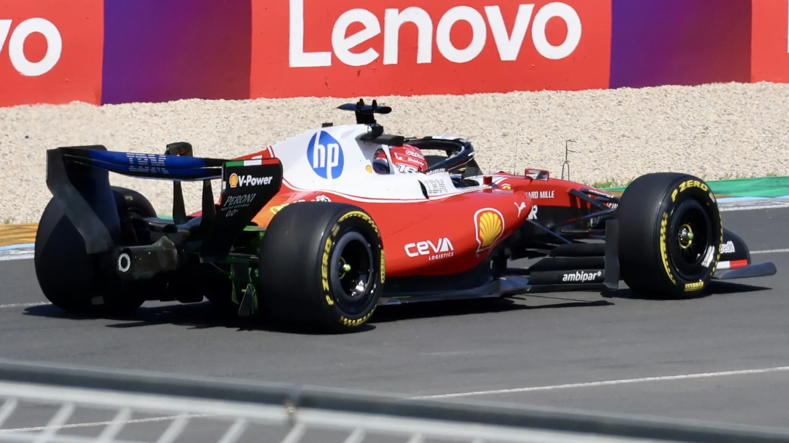 Архив: Шарл Льоклер с Ferrari SF-26 в свободната тренировка за Гран при на Австралия на 6 март 2026 г.; не показва новия под за Остин. Yu Chu Chin / Wikimedia Commons, CC BY-SA 4.0. Оригинал: https://commons.wikimedia.org/wiki/File:Ferrari_SF-26_of_Charles_Leclerc_(028A8075).jpg ; лиценз: https://creativecommons.org/licenses/by-sa/4.0/ ; изрязано и оразмерено до 16:9, производното остава под CC BY-SA 4.0.