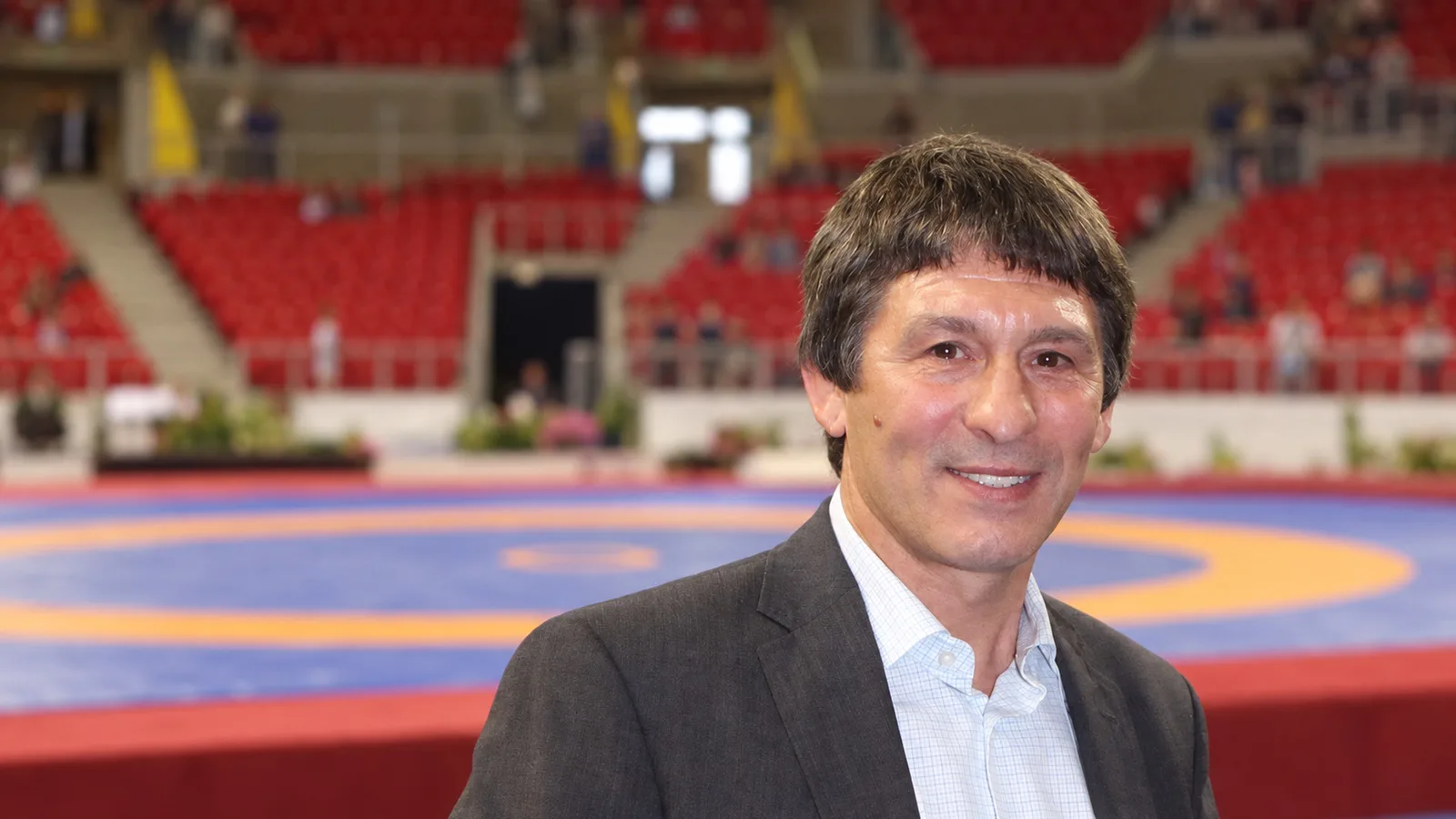 Валентин Йорданов — архивен портрет с AI адаптация на фона и кадрирането; не е снимка от пресконференцията през октомври 2026 г.