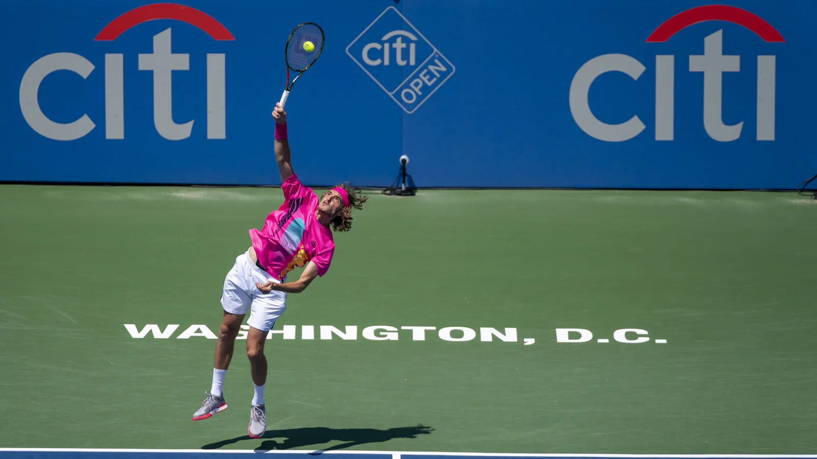 Архив: Стефанос Циципас изпълнява сервис на Citi Open във Вашингтон на 4 август 2018 г.; не е кадър от Алмати 2026 или от травмата. Keith Allison / Wikimedia Commons, CC BY-SA 2.0. Изрязано и оразмерено до 16:9; адаптацията е под същия лиценз. Оригинал: https://commons.wikimedia.org/wiki/File:Stefanos_Tsitsipas_(42947279285).jpg ; лиценз: https://creativecommons.org/licenses/by-sa/2.0/