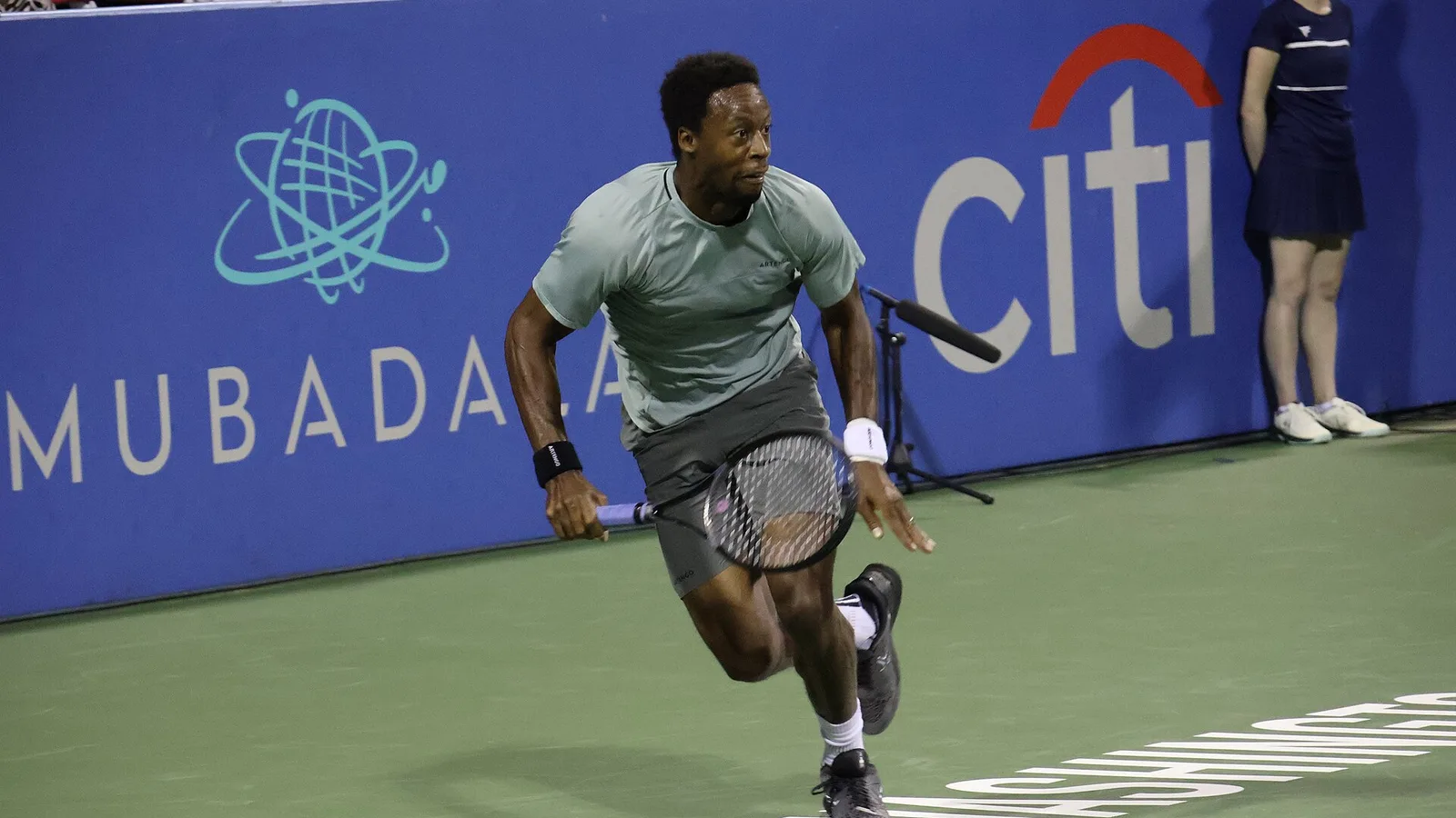 Архив: Гаел Монфис на DC Open, 31 юли 2023 г.; не е кадър от оттеглянето или Париж 2026. Hameltion / Wikimedia Commons, CC BY-SA 4.0. https://commons.wikimedia.org/wiki/File:Ga%C3%ABl_Monfils_(2023_DC_Open)_05.jpg ; https://creativecommons.org/licenses/by-sa/4.0/ ; изрязано до 16:9, адаптация под същия лиценз.
