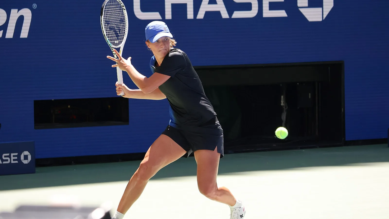 Ига Швьонтек тренира на корта преди US Open през 2023 г. — архивна снимка, не от Пекин. Hameltion / Wikimedia Commons, CC BY-SA 4.0; изрязана до 16:9. Оригинал: https://commons.wikimedia.org/wiki/File:Iga_%C5%9Awi%C4%85tek_(2023_US_Open)_46.jpg ; лиценз: https://creativecommons.org/licenses/by-sa/4.0/ ; адаптацията е под CC BY-SA 4.0.