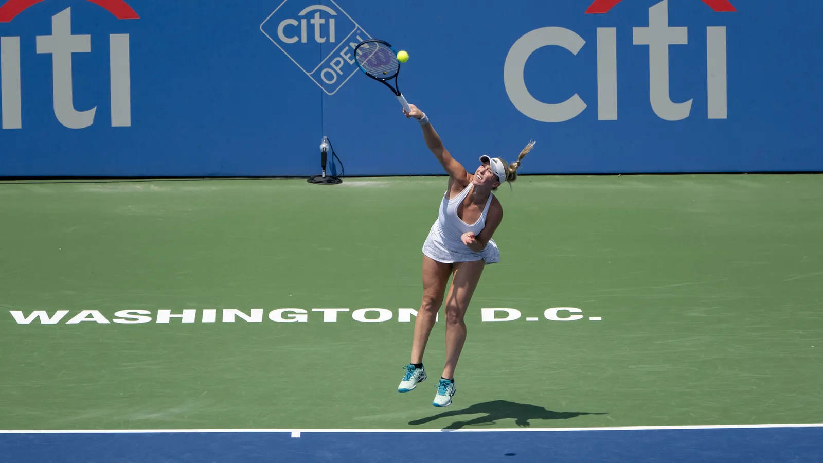 Катрин (Кейти) Макнали сервира на Citi Open през 2018 г. — архивен кадър, не от срещата с Ланлана Тараруди в Ухан. Keith Allison / Wikimedia Commons, CC BY-SA 2.0; оригинал: https://commons.wikimedia.org/wiki/File:Catherine_McNally_(41890542680).jpg ; лиценз: https://creativecommons.org/licenses/by-sa/2.0/ ; изрязана до 16:9, адаптация под CC BY-SA 2.0.