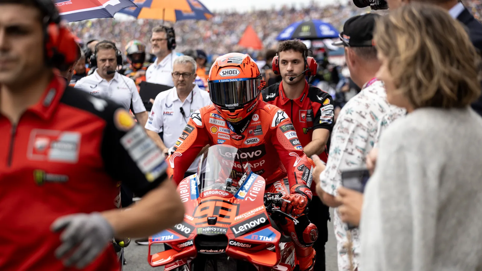 Архив: Марк Маркес с Ducati №93 на стартовата решетка в Асен, Dutch TT 2025; не е кадър от отмененото състезание в Австралия 2026. TeamEG00 / Wikimedia Commons, public domain. Оригинал: https://commons.wikimedia.org/wiki/File:Marc_M%C3%A1rquez_arriving_at_the_grid_before_the_start_of_2025_Dutch_TT.jpg ; изрязано и оразмерено до 16:9, без AI редакция.