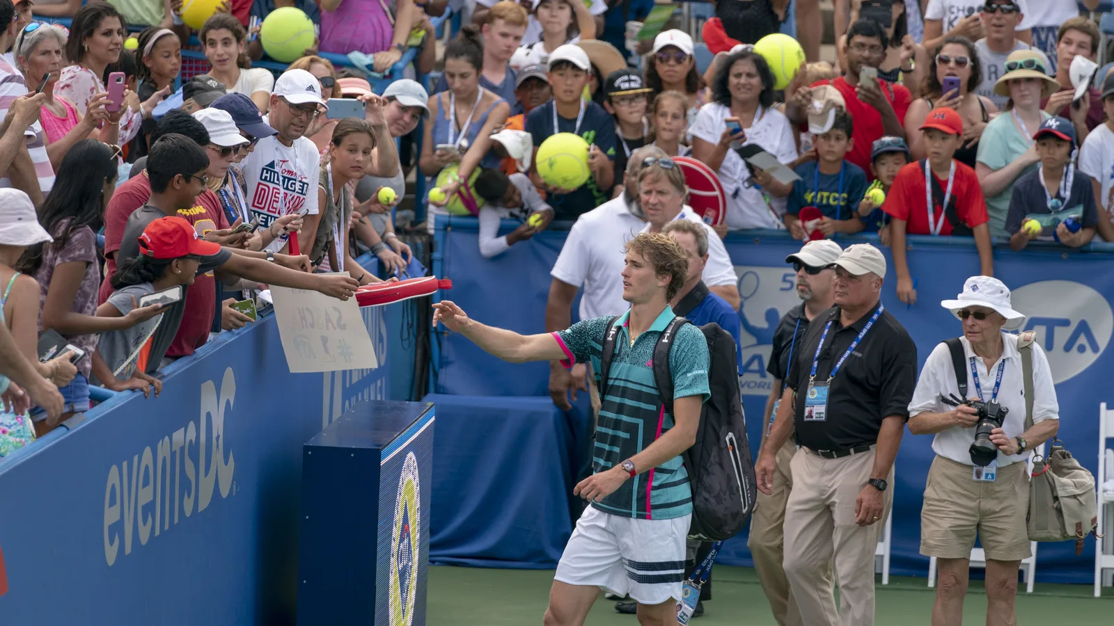 Архив: Александър Зверев на Citi Open, 5 август 2018 г.; не е кадър от Виена 2026. Keith Allison / Wikimedia Commons, CC BY-SA 2.0. https://commons.wikimedia.org/wiki/File:Alexander_Zverev_(28939395987).jpg ; https://creativecommons.org/licenses/by-sa/2.0/ ; изрязано и оразмерено до 16:9 без AI редакция; адаптация под същия лиценз.
