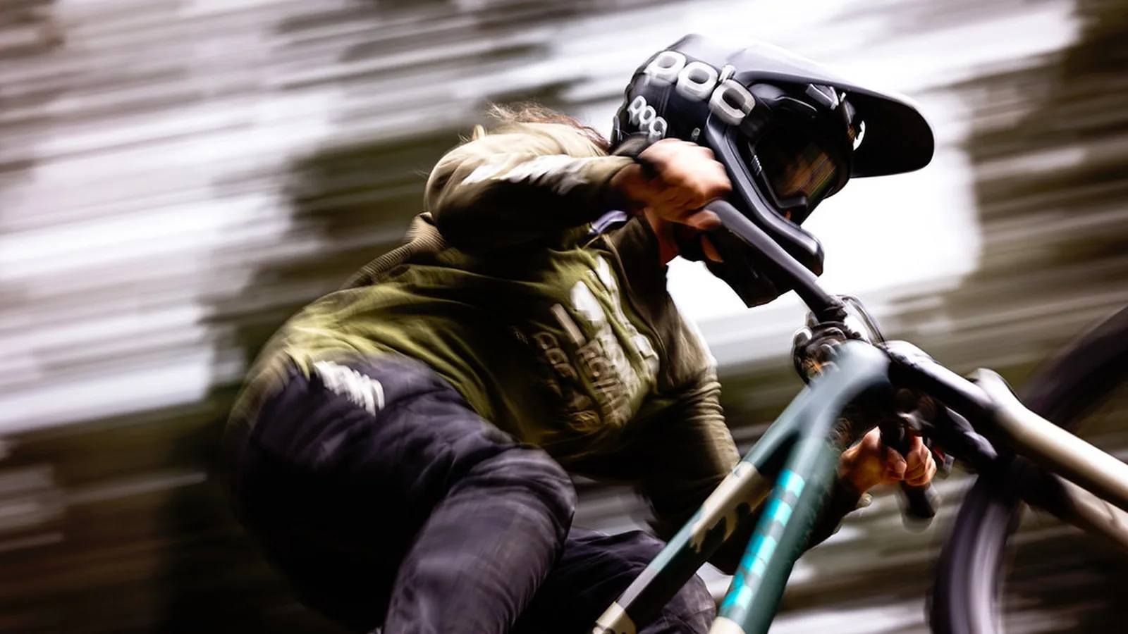 Архив: Робин Гумс кара планински велосипед на Crankworx Rotorua през март 2025 г.; не е кадър от Red Bull Rampage 2026. Clint Trahan / Crankworx; изрязано до 16:9. Източник: https://www.flickr.com/photos/crankworx/54431675785/ ; разрешение за редакционна медийна употреба: https://www.crankworx.com/media/