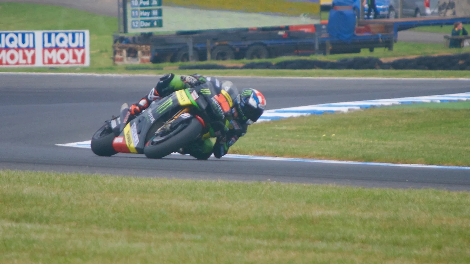 Архив: Брадли Смит в MotoGP, октомври 2015 г.; не е кадър от отложения старт в Австралия през 2026 г. Andrew Napier / Wikimedia Commons, CC BY 2.0. Оригинал: https://commons.wikimedia.org/wiki/File:Bradley_Smith_(22113225699).jpg ; лиценз: https://creativecommons.org/licenses/by/2.0/ ; изрязано и оразмерено до 16:9, без AI редакция.