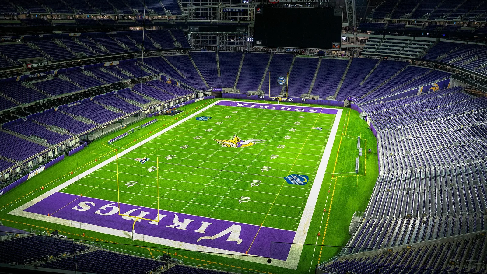 Архивен изглед на терена и вратите в U.S. Bank Stadium, дома на Минесота Вайкингс; не е кадър от мача срещу Маями на 4 октомври 2026 г. Chad Davis / Wikimedia Commons, CC BY-SA 2.0; 16:9 изрязване. Оригинал: https://commons.wikimedia.org/wiki/File:US_Bank_Stadium_-_49138374513.jpg ; лиценз и преработка: https://creativecommons.org/licenses/by-sa/2.0/