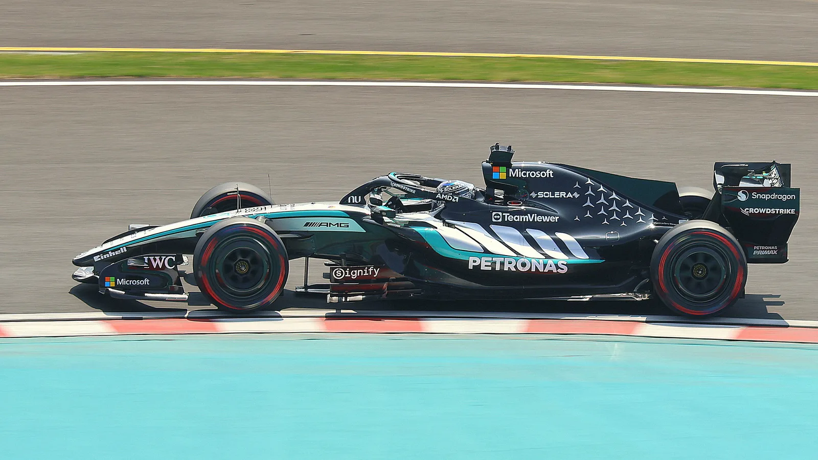 Архив: Джордж Ръсел с Mercedes W17 на Сузука, 28 март 2026 г.; не е кадър от питстопа в Сингапур. Martin Lee / Wikimedia Commons, CC BY-SA 4.0. Оригинал: https://commons.wikimedia.org/wiki/File:Mercedes_W17_-_George_Russell_exits_the_final_chicane_at_Suzuka_during_the_2026_Japanese_GP_(55195432314).jpg ; лиценз: https://creativecommons.org/licenses/by-sa/4.0/ ; изрязано и оразмерено до 16:9; производното остава под CC BY-SA 4.0.
