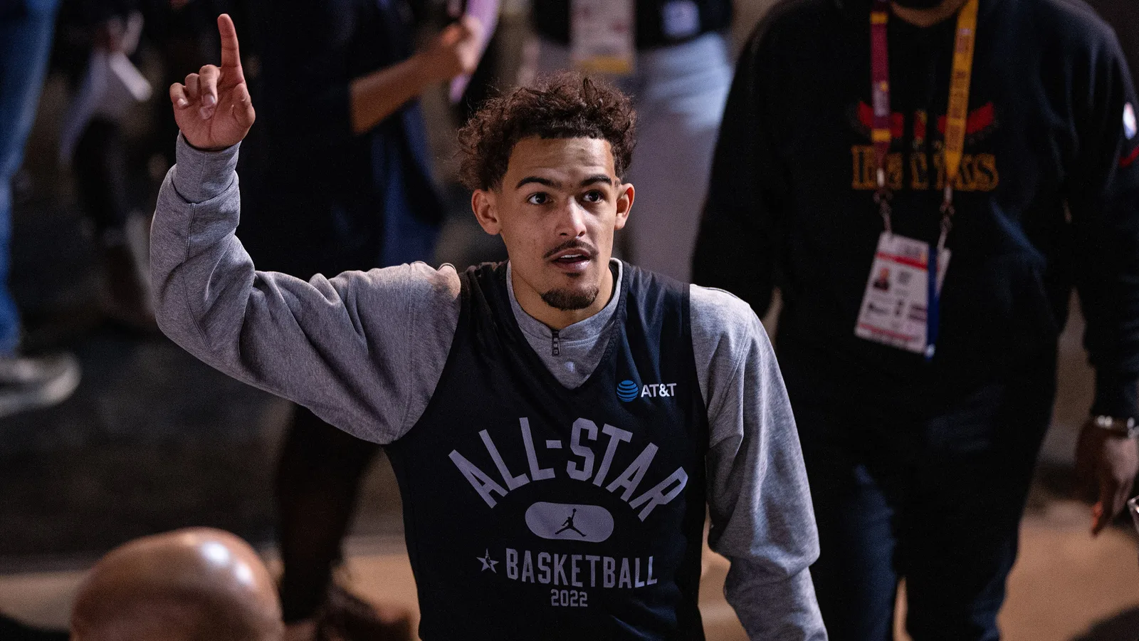 Архивна снимка на Трей Йънг на събитието All-Star през февруари 2022 г.; не е кадър от мача Вашингтон – Детройт или от спречкването с Данис Дженкинс. Erik Drost / Wikimedia Commons, CC BY 2.0; изрязано до 16:9. Оригинал: https://commons.wikimedia.org/wiki/File:Trae_Young_(51914814021).jpg ; лиценз: https://creativecommons.org/licenses/by/2.0/