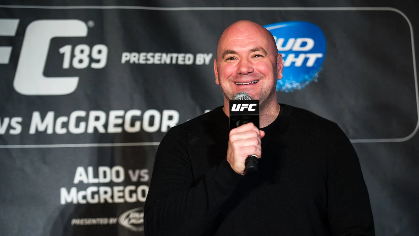 Архив: Дейна Уайт говори на пресконференция за UFC 189 в Лондон през март 2015 г.; не е кадър от разговора за Фюри – Джошуа или от боксовата гала в Кардиф. Andrius Petrucenia / Wikimedia Commons, CC BY-SA 2.0; изрязано до 16:9, производното изображение е под CC BY-SA 2.0. Оригинал: https://commons.wikimedia.org/wiki/File:Dana_White_-_2015.jpg ; лиценз: https://creativecommons.org/licenses/by-sa/2.0/