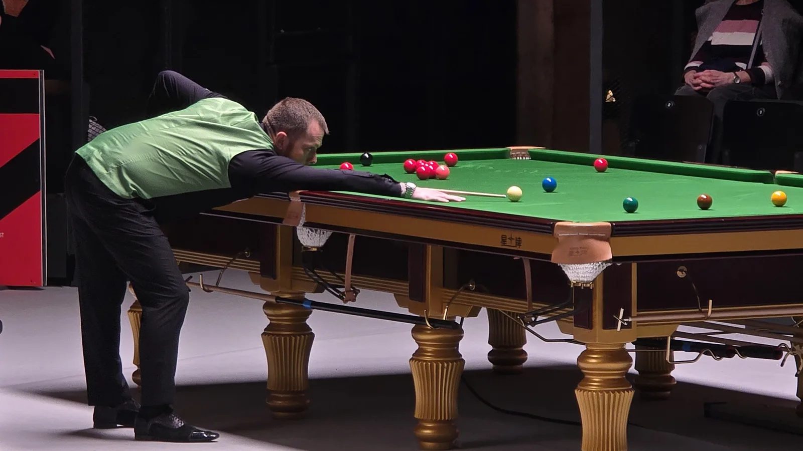 Архив: Марк Алън на German Masters в Берлин, 26 януари 2026 г.; не е кадър от завръщането в Белфаст или лечението му. Andrej146 / Wikimedia Commons, CC0 1.0. Оригинал: https://commons.wikimedia.org/wiki/File:Mark_Allen_2026_(1).jpg ; https://creativecommons.org/publicdomain/zero/1.0/ ; минимално изрязване и преоразмеряване до 16:9.