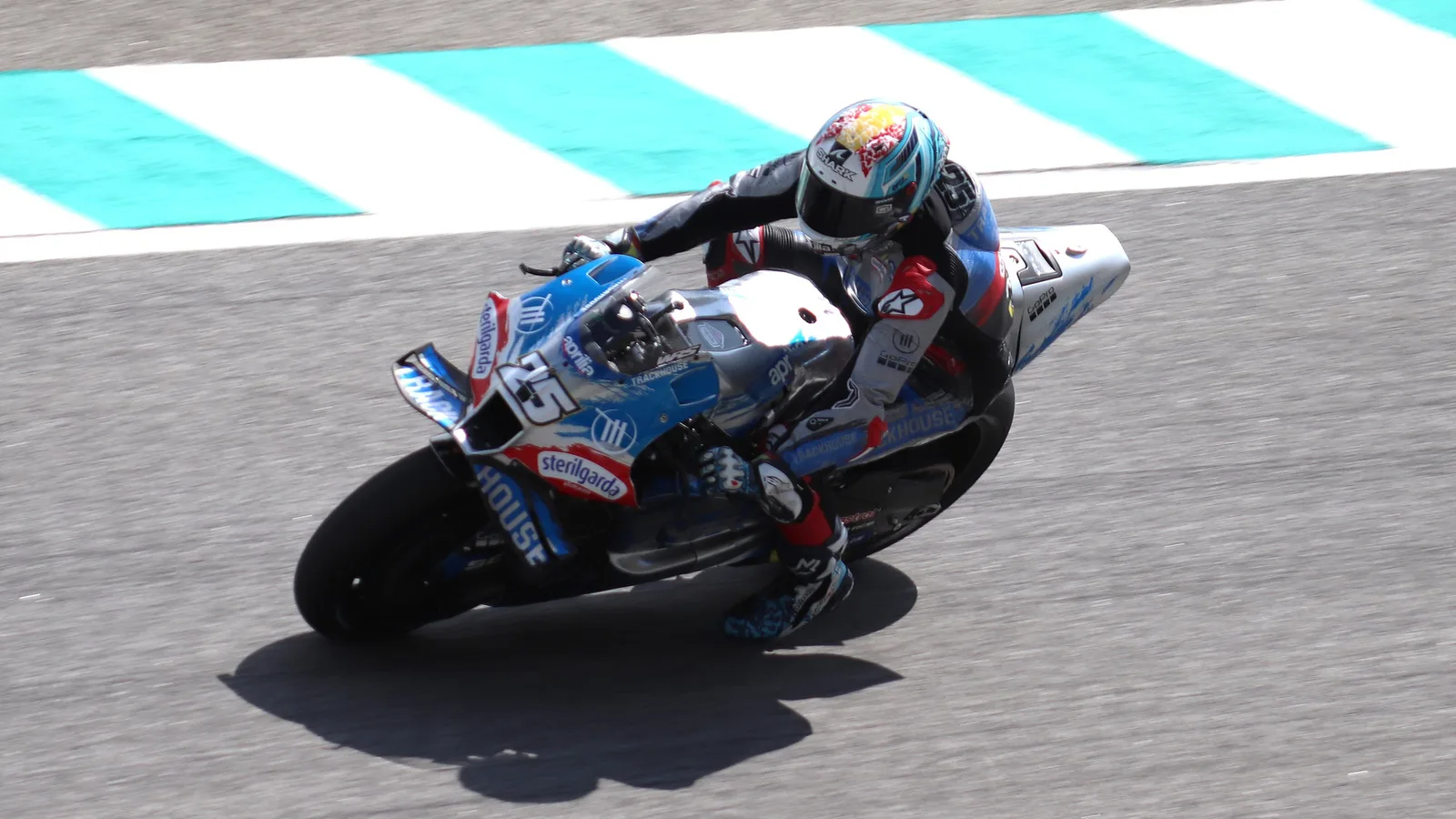 Архив: Раул Фернандес с Trackhouse Aprilia №25 на Гран при на Малайзия, 1 ноември 2024 г.; не е снимка на мотоциклет или екип за 2027 г. Liauzh / Wikimedia Commons, CC BY-SA 4.0. Оригинал: https://commons.wikimedia.org/wiki/File:MotoGP_2024_Malaysian_Grand_Prix_-_Trackhouse_Racing_-_Ra%C3%BAl_Fern%C3%A1ndez.jpg ; лиценз: https://creativecommons.org/licenses/by-sa/4.0/ ; изрязано и оразмерено до 16:9, производното остава под същия лиценз.