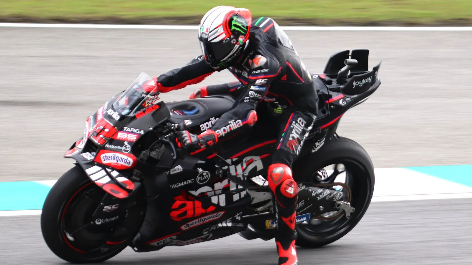 Марко Безеки с Aprilia на пистата в Малайзия през 2025 г. — архивна снимка, не от тренировката в Мотеги през 2026 г. Liauzh / Wikimedia Commons, CC BY-SA 4.0; изрязана до 16:9. Оригинал: https://commons.wikimedia.org/wiki/File:MotoGP_2025_Malaysian_Grand_Prix_-_Aprilia_Racing_-_Marco_Bezzecchi.jpg ; лиценз: https://creativecommons.org/licenses/by-sa/4.0/ ; производното изображение остава под CC BY-SA 4.0.