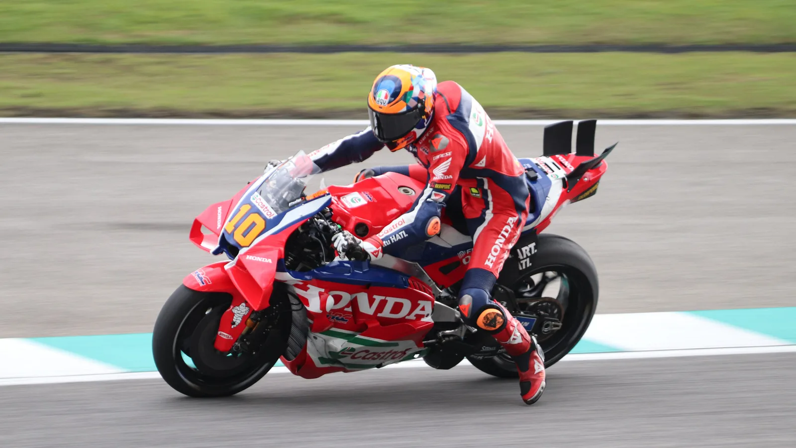 Лука Марини с мотоциклет Honda HRC на Гран при на Малайзия през 2025 г. — архивна снимка, не от квалификацията през 2027 г. Liauzh / Wikimedia Commons, CC BY-SA 4.0; оригинал: https://commons.wikimedia.org/wiki/File:MotoGP_2025_Malaysian_Grand_Prix_-_Honda_HRC_Castrol_-_Luca_Marini.jpg ; лиценз: https://creativecommons.org/licenses/by-sa/4.0/ ; изрязано до 16:9, производното е под CC BY-SA 4.0.