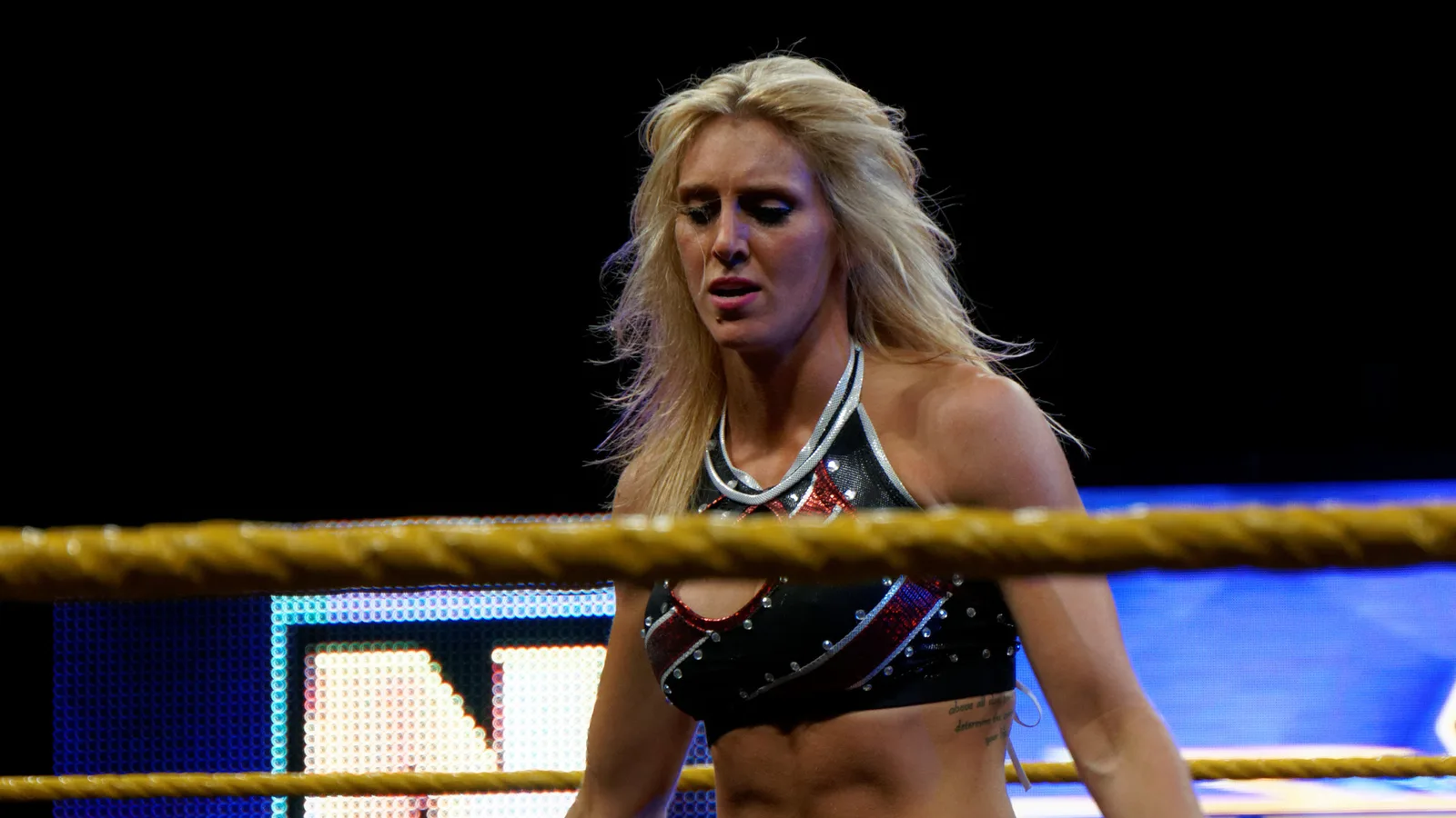 Архив: Шарлът Флеър на ринга на WrestleMania Axxess през април 2014 г.; не е кадър от SmackDown на 9 октомври 2026 г. Miguel Discart / Wikimedia Commons, CC BY-SA 2.0; адаптация 16:9. Оригинал: https://commons.wikimedia.org/wiki/File:WWE_Charlotte_April_2014.jpg ; лиценз и условия за производната: https://creativecommons.org/licenses/by-sa/2.0/