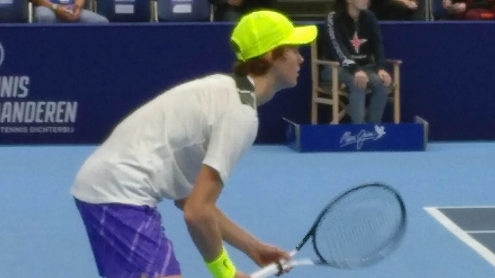 Архив: Яник Синер на European Open в Антверпен през октомври 2019 г.; не е кадър от 2026 г. Beireke1 / Wikimedia Commons, CC0; изрязано до 16:9. Оригинал: https://commons.wikimedia.org/wiki/File:Jannik_Sinner_(cropped2).jpg ; лиценз: https://creativecommons.org/publicdomain/zero/1.0/