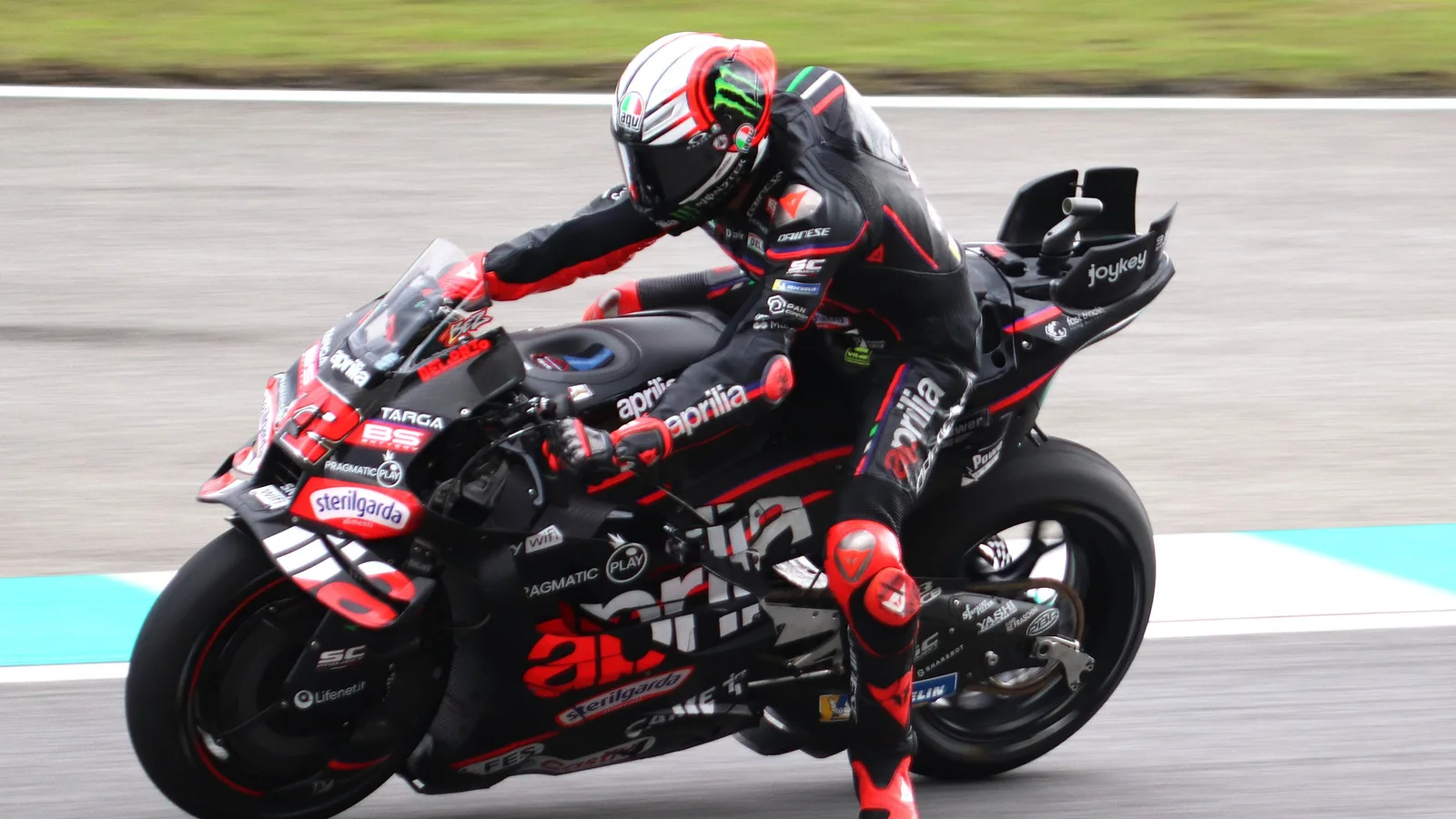 Архив: Марко Бедзеки с Aprilia №72 на Гран при на Малайзия, 24 октомври 2025 г.; не е кадър от Австралия 2026. Liauzh / Wikimedia Commons, CC BY-SA 4.0. Изрязано до 16:9; адаптация под същия лиценз. https://commons.wikimedia.org/wiki/File:MotoGP_2025_Malaysian_Grand_Prix_-_Aprilia_Racing_-_Marco_Bezzecchi.jpg ; https://creativecommons.org/licenses/by-sa/4.0/