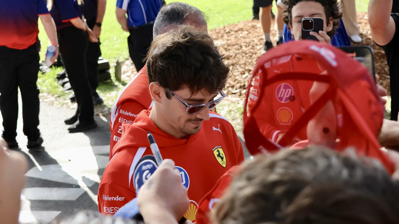 Архив: Шарл Льоклер с Ferrari на Melbourne Walk, 8 март 2026 г.; не е кадър от Мексико. Yu Chu Chin / Wikimedia Commons, CC BY-SA 4.0, https://creativecommons.org/licenses/by-sa/4.0/ . Изрязано и оразмерено до 16:9 без AI редакция; адаптация под същия лиценз. Оригинал: https://commons.wikimedia.org/wiki/File:Charles_Leclerc_at_the_Melbourne_Walk_during_the_2026_Australian_Grand_Prix_(028A8650).jpg