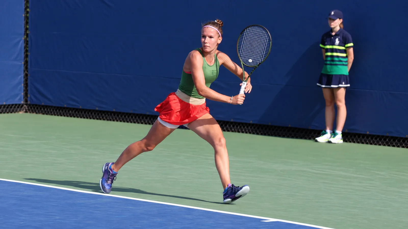 Архив: Татяна Прозорова на твърд корт в квалификациите на US Open 2023; не е кадър от срещата с Кьока Окамура в Суджоу. Снимка: Hameltion / Wikimedia Commons, CC BY-SA 4.0; редакционна 16:9 обработка с AI. Оригинал: https://commons.wikimedia.org/wiki/File:Tatiana_Prozorova_(2023_US_Open)_02.jpg ; лиценз: https://creativecommons.org/licenses/by-sa/4.0/ ; производната обработка е под CC BY-SA 4.0.