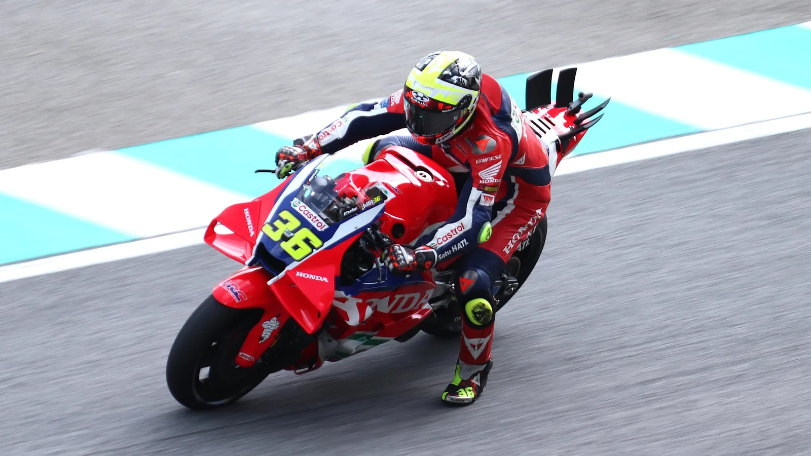 Архив: Жоан Мир с Honda HRC Castrol №36 на Гран при на Малайзия, 24 октомври 2025 г.; не е кадър от завръщането през 2026 г. Liauzh / Wikimedia Commons, CC BY-SA 4.0. Изрязано и оразмерено до 1920×1080 без AI редакция; адаптация под същия лиценз. https://commons.wikimedia.org/wiki/File:MotoGP_2025_Malaysian_Grand_Prix_-_Honda_HRC_Castrol_-_Joan_Mir.jpg ; https://creativecommons.org/licenses/by-sa/4.0/