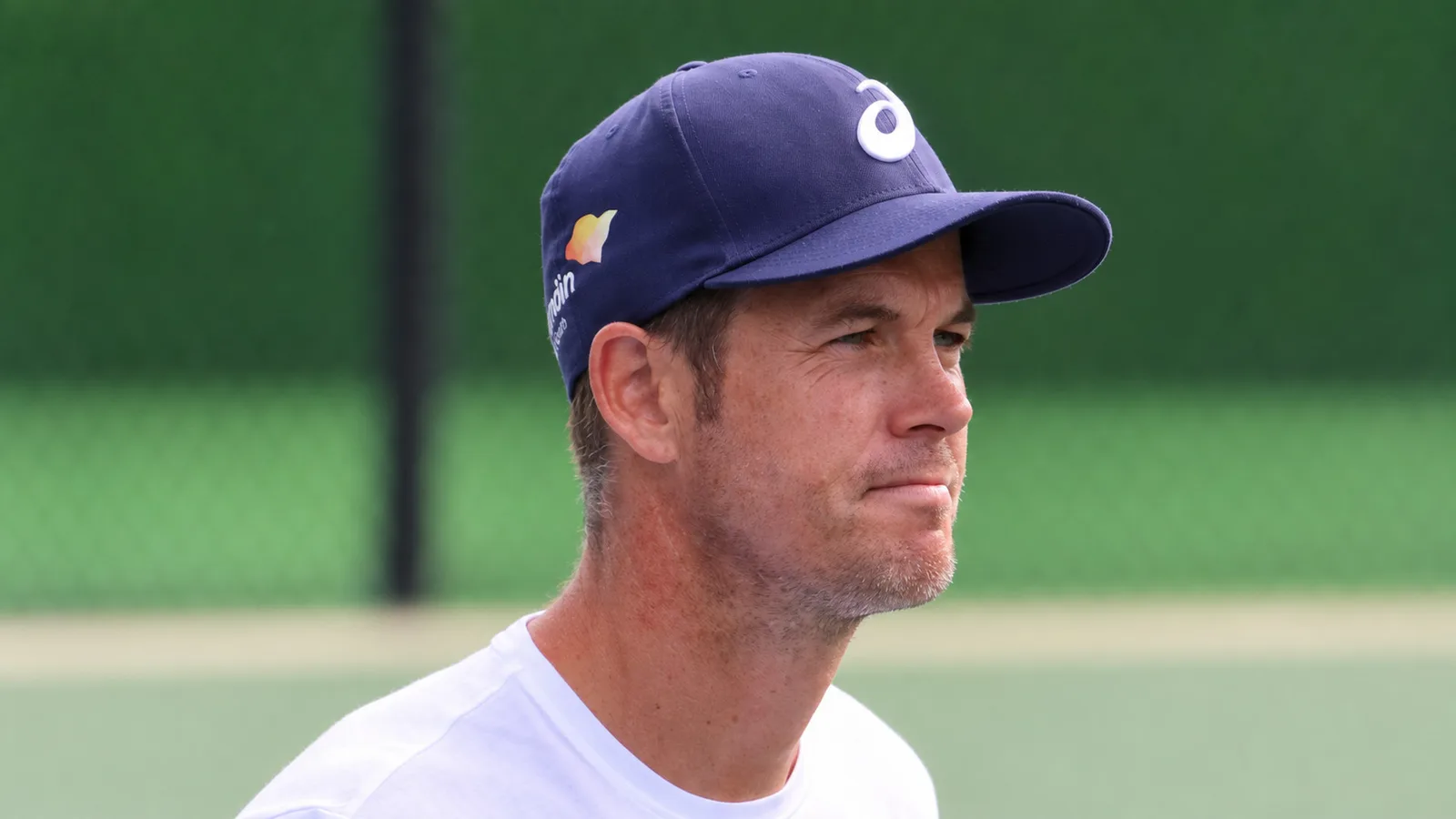 Магнус Норман — AI редакционна адаптация на архивен портрет от Citi Open 2018, не кадър от назначение при Синер. JC / Wikimedia Commons, CC BY 2.0. Променени фон и кадриране. https://commons.wikimedia.org/wiki/File:Magnus_Norman_(42980604064).jpg ; https://creativecommons.org/licenses/by/2.0/