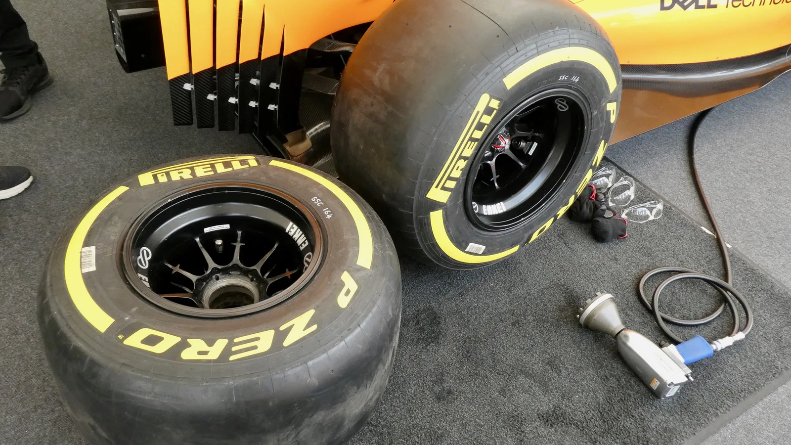 Архивна снимка от 2018 г.: гуми Pirelli за Формула 1 при болид; илюстрация на темата за стратегията, не кадър от Гран при на Сингапур 2026. Phil Guest / Wikimedia Commons, CC BY-SA 2.0; изрязано до 16:9. Оригинал: https://commons.wikimedia.org/wiki/File:Pirelli_tyres_(43423604981).jpg ; лиценз: https://creativecommons.org/licenses/by-sa/2.0/ ; производното изображение остава под CC BY-SA 2.0.