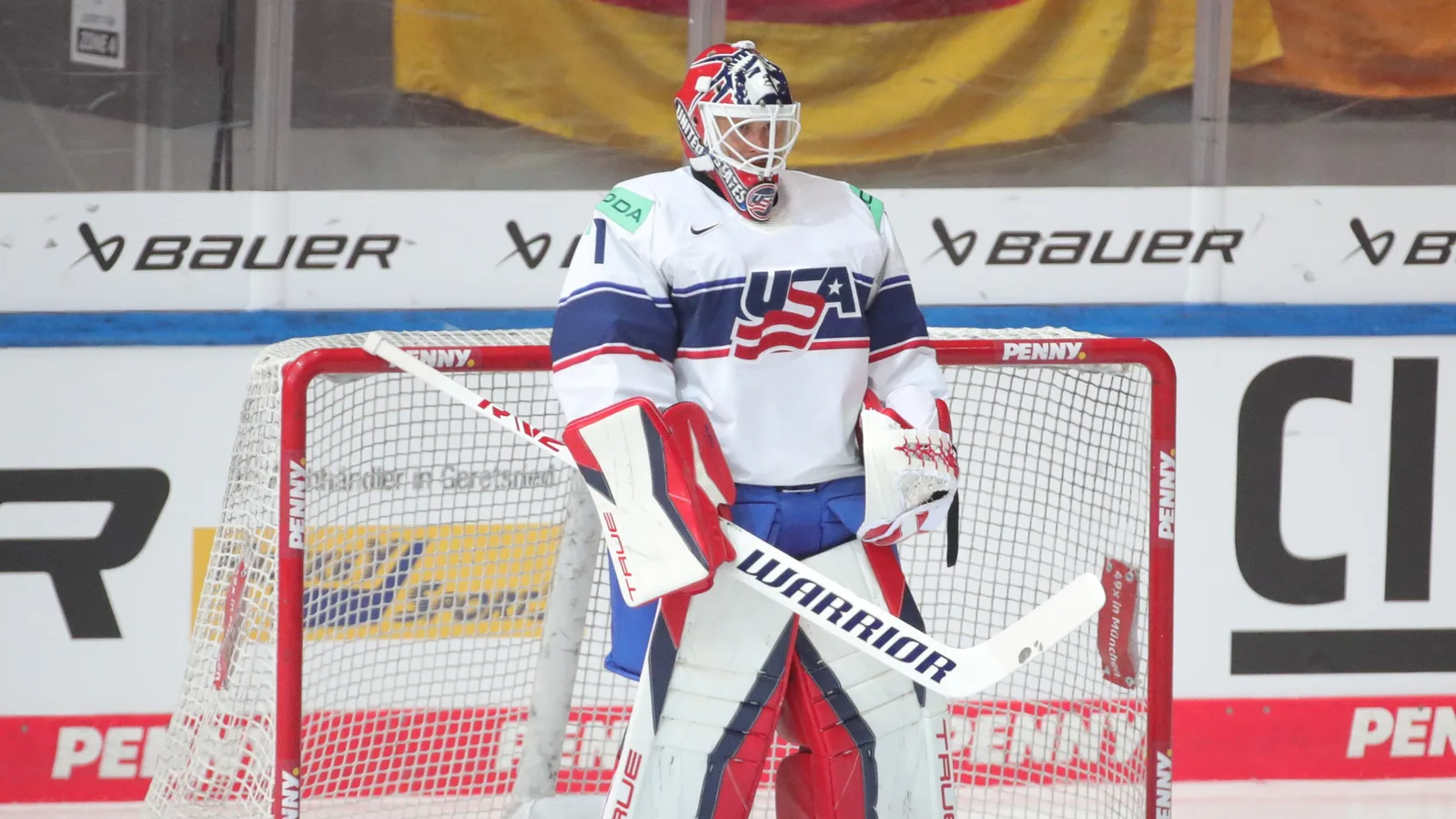 Кейси ДеСмит пред вратата на САЩ в контролата срещу Германия на 9 май 2023 г. — архивен кадър, не с екипа на Далас. Sandro Halank / Wikimedia Commons, CC BY-SA 4.0; изрязано до 16:9. https://commons.wikimedia.org/wiki/File:2023-05-09_Deutschland_gegen_USA_(Eishockey-L%C3%A4nderspiel)_by_Sandro_Halank%E2%80%93018.jpg ; https://creativecommons.org/licenses/by-sa/4.0/ ; редакционната преработка се разпространява при CC BY-SA 4.0.