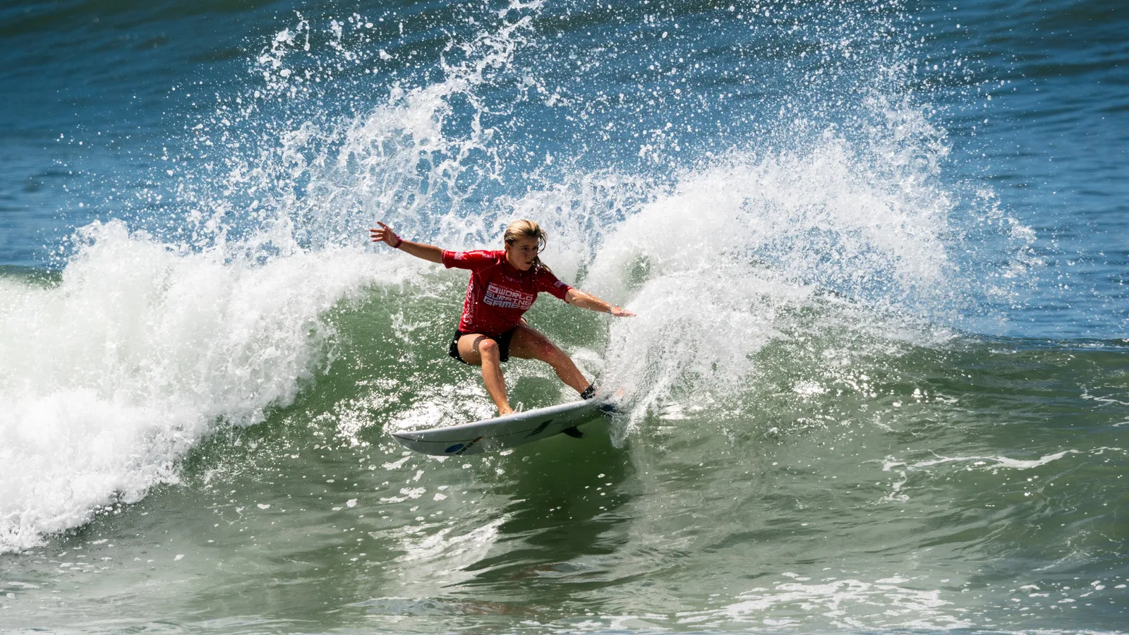 Архив: Ноа Лиа Клап на ISA World Surfing Games 2025 в Ел Салвадор. Не е кадър от изявлението или описаните обвинения. ISA / Pablo Jimenez; изрязано до 16:9 и оразмерено.