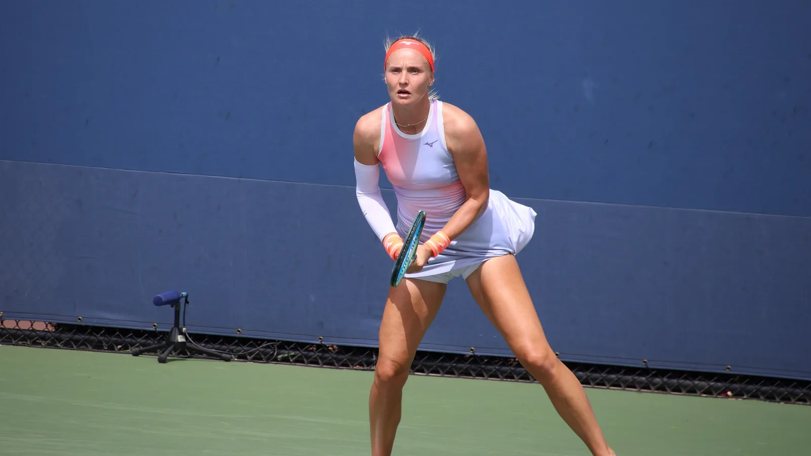 Архив: Ребека Шрамкова на корта в квалификациите на US Open 2026; снимката не е от полуфинала със Сарасуа в Суджоу. Hameltion / Wikimedia Commons, CC BY-SA 4.0; оригинал: https://commons.wikimedia.org/wiki/File:Rebecca_%C5%A0ramkov%C3%A1_(2026_US_Open)_01.jpg ; лиценз: https://creativecommons.org/licenses/by-sa/4.0/ ; изрязано до 16:9, адаптацията е при CC BY-SA 4.0. Сарасуа не е показана.