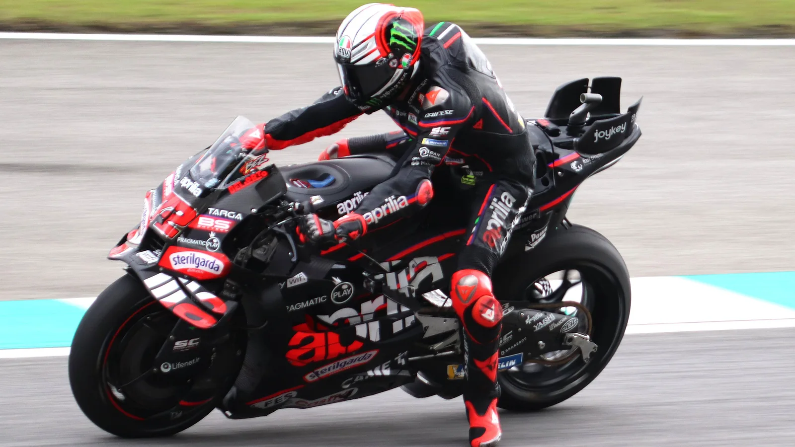 Марко Бедзеки с Aprilia Racing по време на Гран при на Малайзия през 2025 г. — архивна снимка, не от тренировката в Индонезия през 2026 г. Liauzh / Wikimedia Commons, CC BY-SA 4.0; изрязана до 16:9. Оригинал: https://commons.wikimedia.org/wiki/File:MotoGP_2025_Malaysian_Grand_Prix_-_Aprilia_Racing_-_Marco_Bezzecchi.jpg ; лиценз: https://creativecommons.org/licenses/by-sa/4.0/ ; производното изображение е под CC BY-SA 4.0.