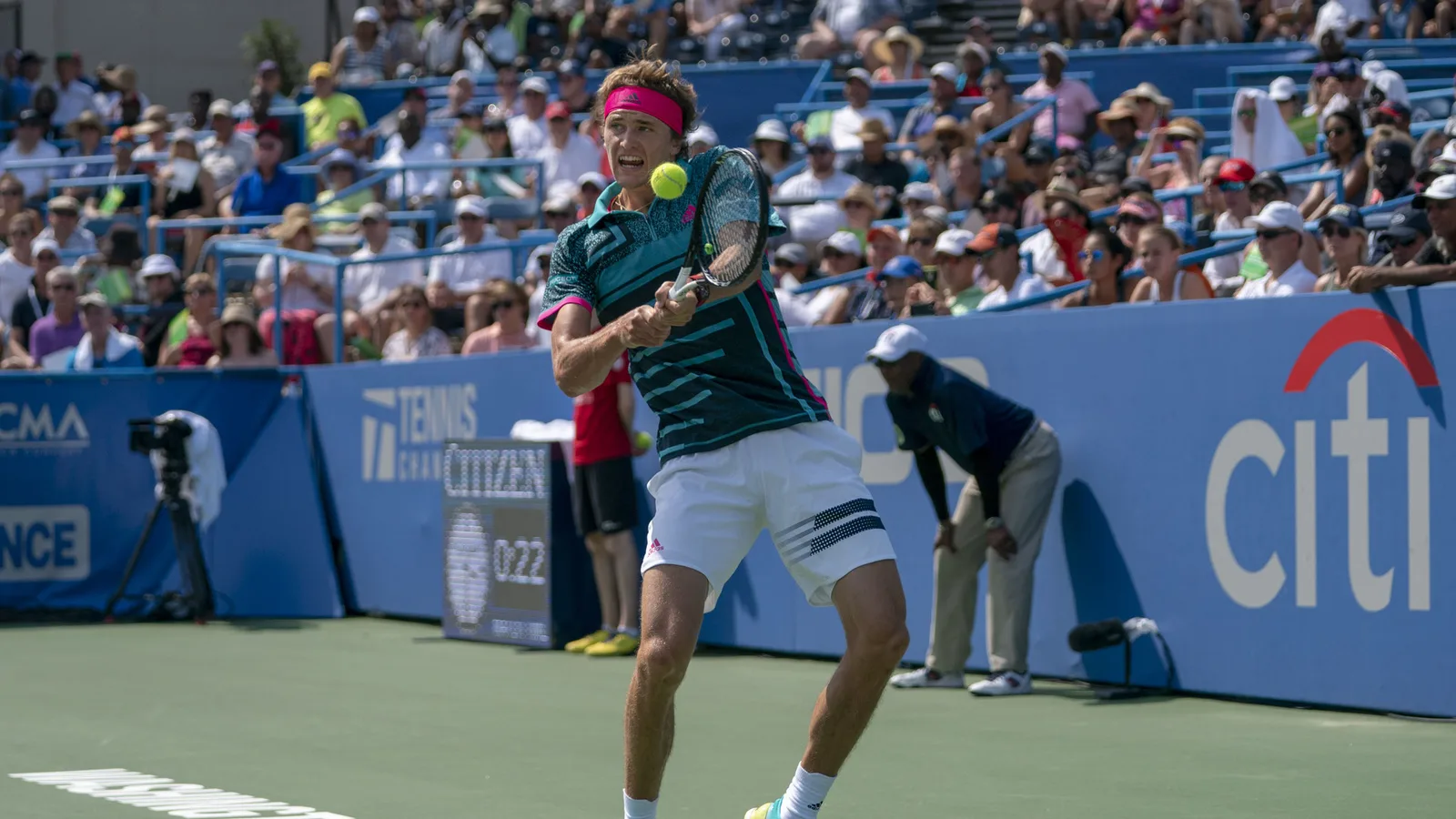 Александър Зверев на Citi Open на 5 август 2018 г. — архивен кадър, не от сезон 2026. Keith Allison / Wikimedia Commons, CC BY-SA 2.0; оригинал: https://commons.wikimedia.org/wiki/File:Alexander_Zverev_(30005285968).jpg ; лиценз: https://creativecommons.org/licenses/by-sa/2.0/ ; изрязано до 16:9, адаптация под същия лиценз.