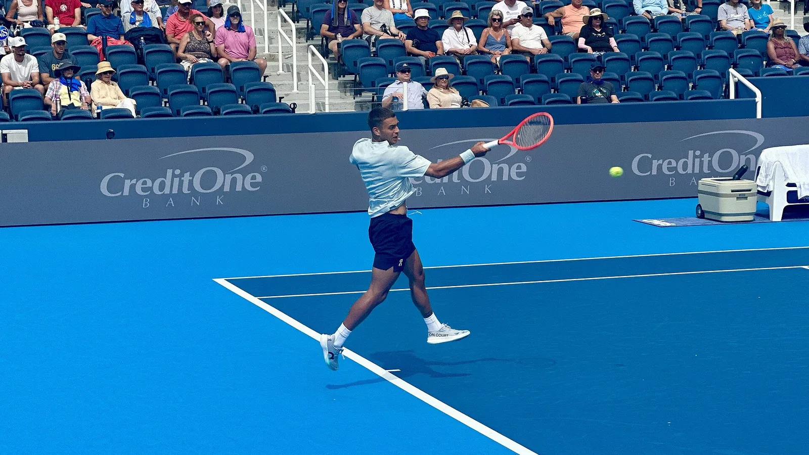 Архив: Флавио Коболи на Cincinnati Open, 17 август 2026 г.; не е кадър от отказването и прегръдката във Виена. Navin75 / Wikimedia Commons, CC BY-SA 4.0. https://commons.wikimedia.org/wiki/File:Flavio_Cobolli_Cincinnati_Open_2026.jpg ; https://creativecommons.org/licenses/by-sa/4.0/ ; изрязано и оразмерено до 16:9 без AI редакция; адаптация под същия лиценз.