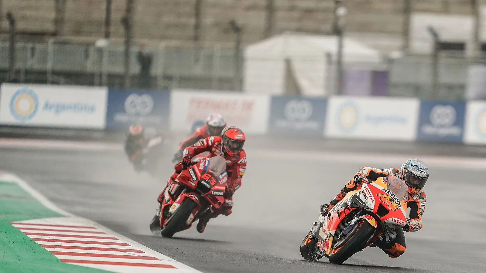 Архивен кадър от мокрото Гран при на Индонезия в MotoGP на пистата Мандалика през 2022 г.; не е от уикенда през 2026 г. Box Repsol / Wikimedia Commons, CC BY 2.0; изрязано до 16:9. Оригинал: https://commons.wikimedia.org/wiki/File:Indonesian_Grand_Prix_2022_-_Race_by_Box_Repsol.jpg ; лиценз: https://creativecommons.org/licenses/by/2.0/