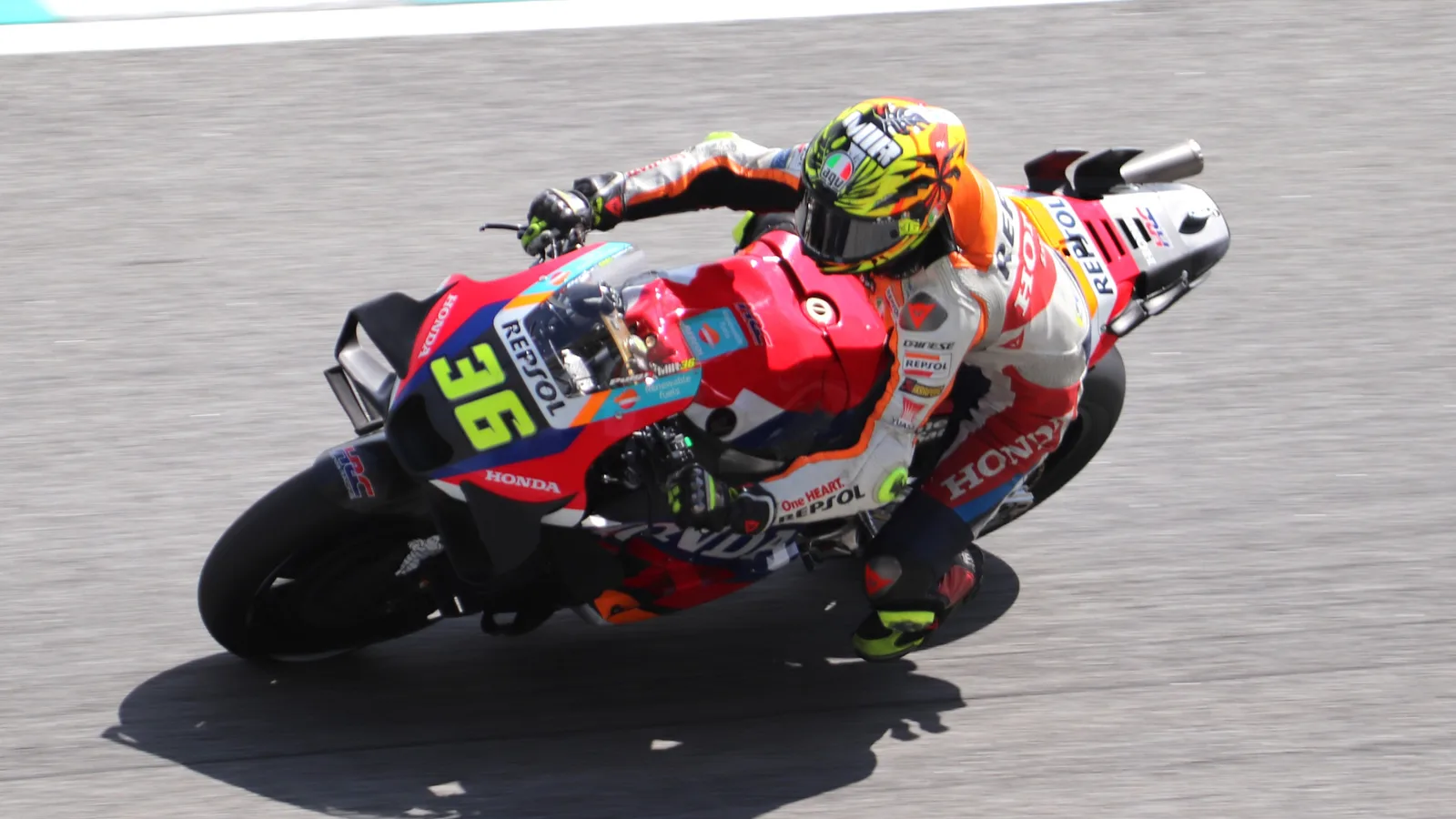 Архив: Жоан Мир с Repsol Honda №36 на Сепанг, 1 ноември 2024 г.; не е кадър от завръщането или лечението през 2026 г. Liauzh / Wikimedia Commons, CC BY-SA 4.0. Изрязано и оразмерено до 16:9 без AI редакция; адаптацията е под същия лиценз. https://commons.wikimedia.org/wiki/File:MotoGP_2024_Malaysian_Grand_Prix_-_Repsol_Honda_-_Joan_Mir.jpg ; https://creativecommons.org/licenses/by-sa/4.0/